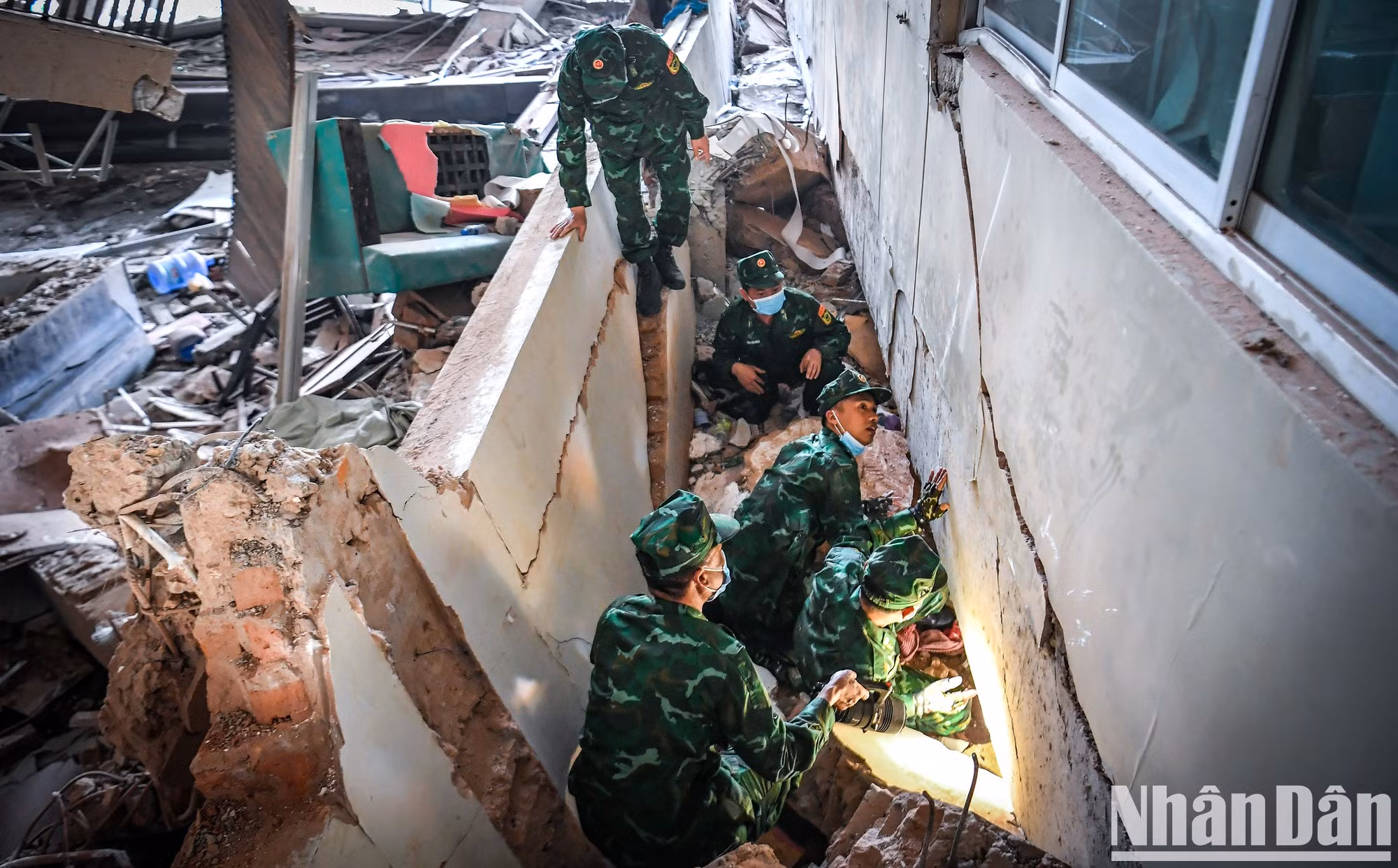 La escena del terremoto en Myanmar es muy diferente a la del desastre en Turquía. En Turquía, los edificios a menudo se derrumban por completo sin suponer ningún peligro para los equipos de rescate, mientras que en Myanmar solo se desploman en el primer piso. Las estructuras eran muy susceptibles de colapsar de forma secundaria, y una pequeña vibración podía provocar el derrumbe total.