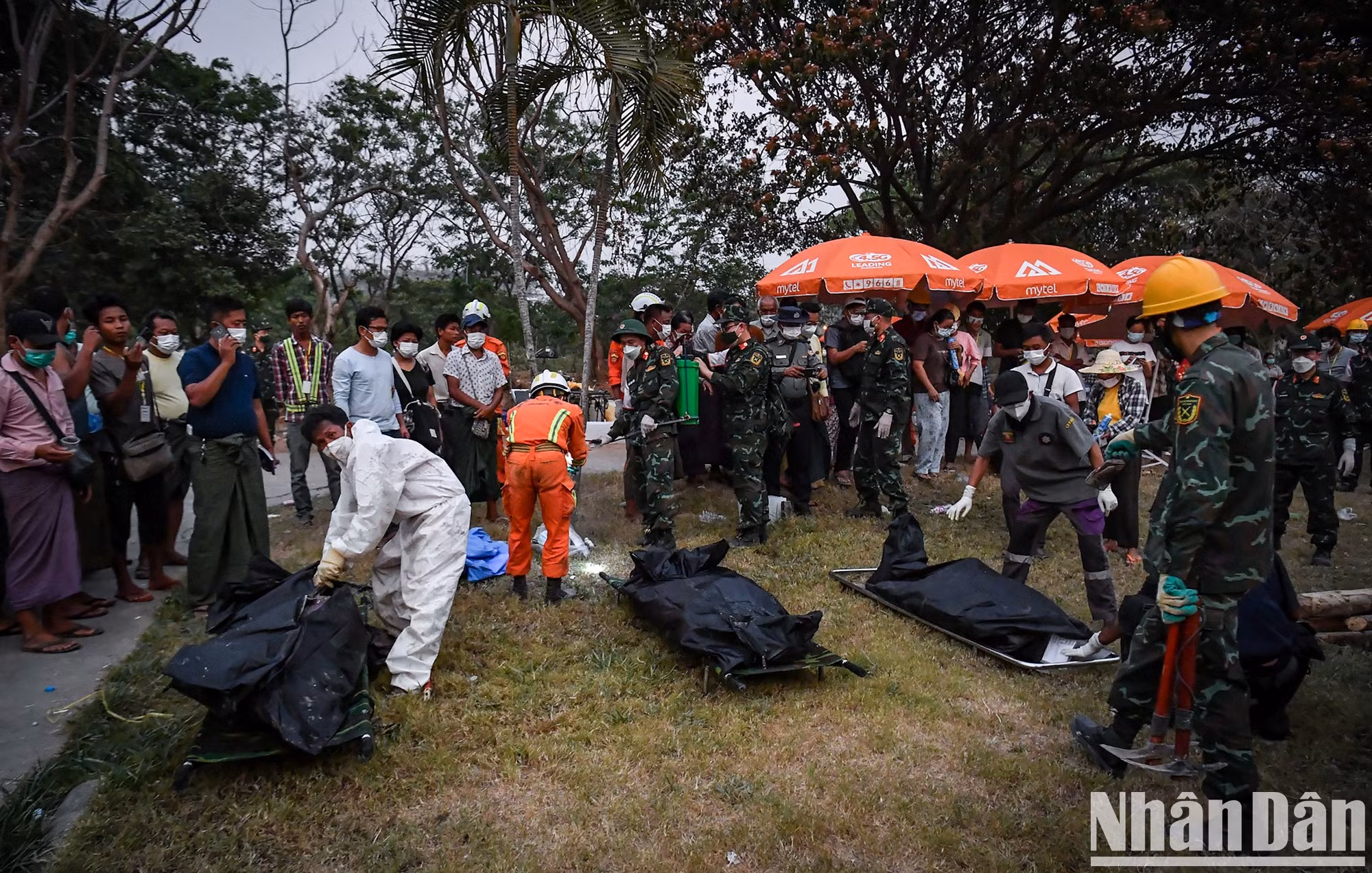 Han sido días de arduo y efectivo trabajo, en los que el equipo de rescate de los ministerios de Defensa y Seguridad Pública ha encontrado y rescatado a cerca de diez víctimas. Según las estadísticas de Myanmar, el equipo de rescate vietnamita es el que más víctimas ha localizado entre los equipos internacionales tras detener todas las búsquedas.