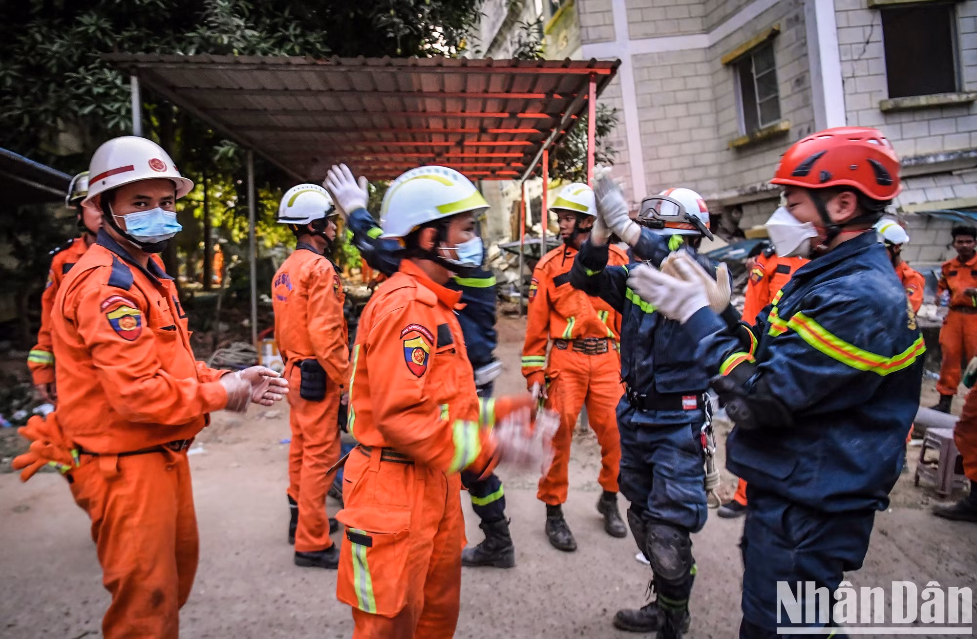 Borrando todas las fronteras, las fuerzas de rescate de ambos países aplauden felices y se abrazan como una familia.