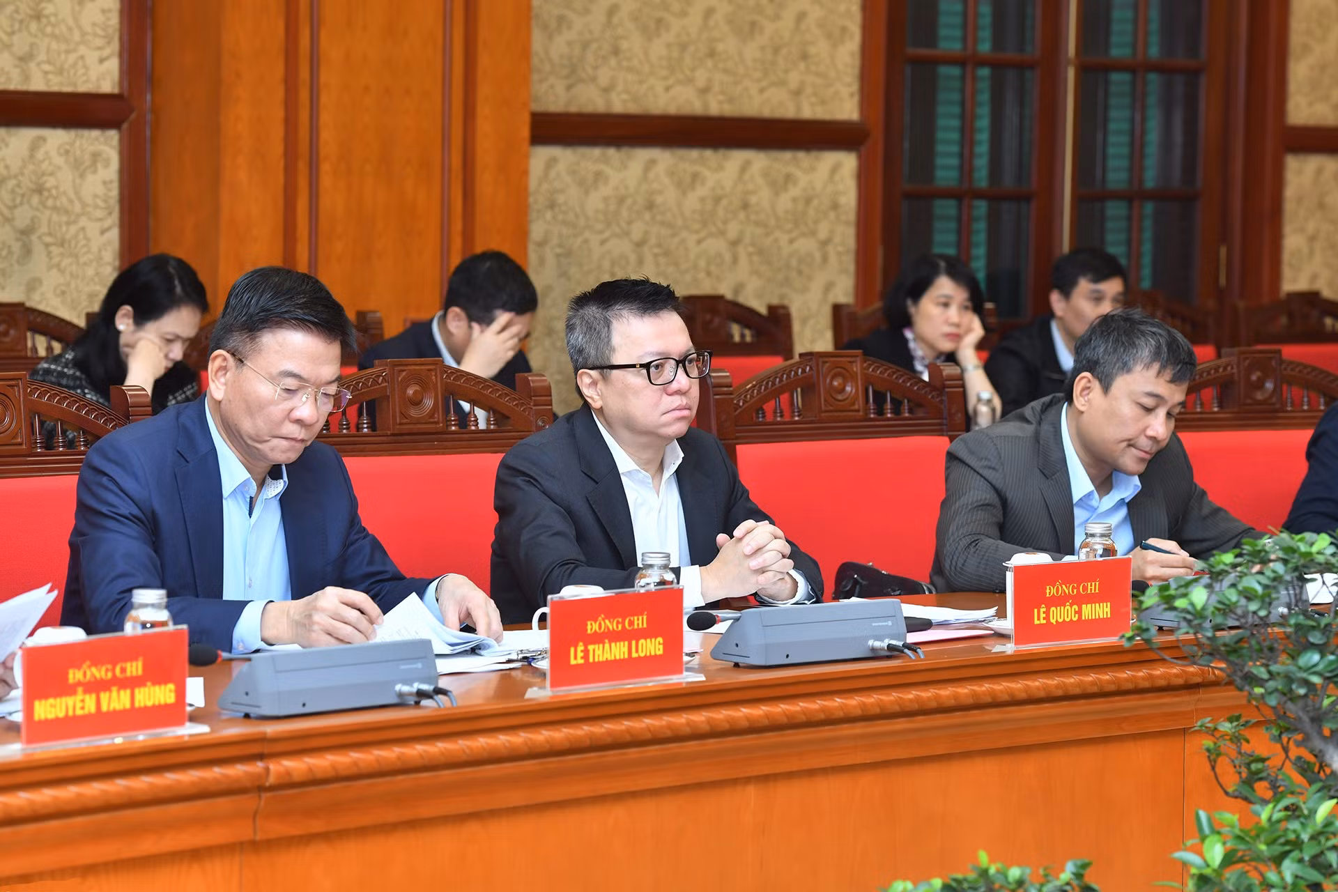 Le Quoc Minh, miembro del Comité Central del PCV, presidente-editor del periódico Nhan Dan (Pueblo) y subjefe de la Comisión de Propaganda y Movilización de Masas, y titular de la Asociación de Periodistas del país, y los delegados.