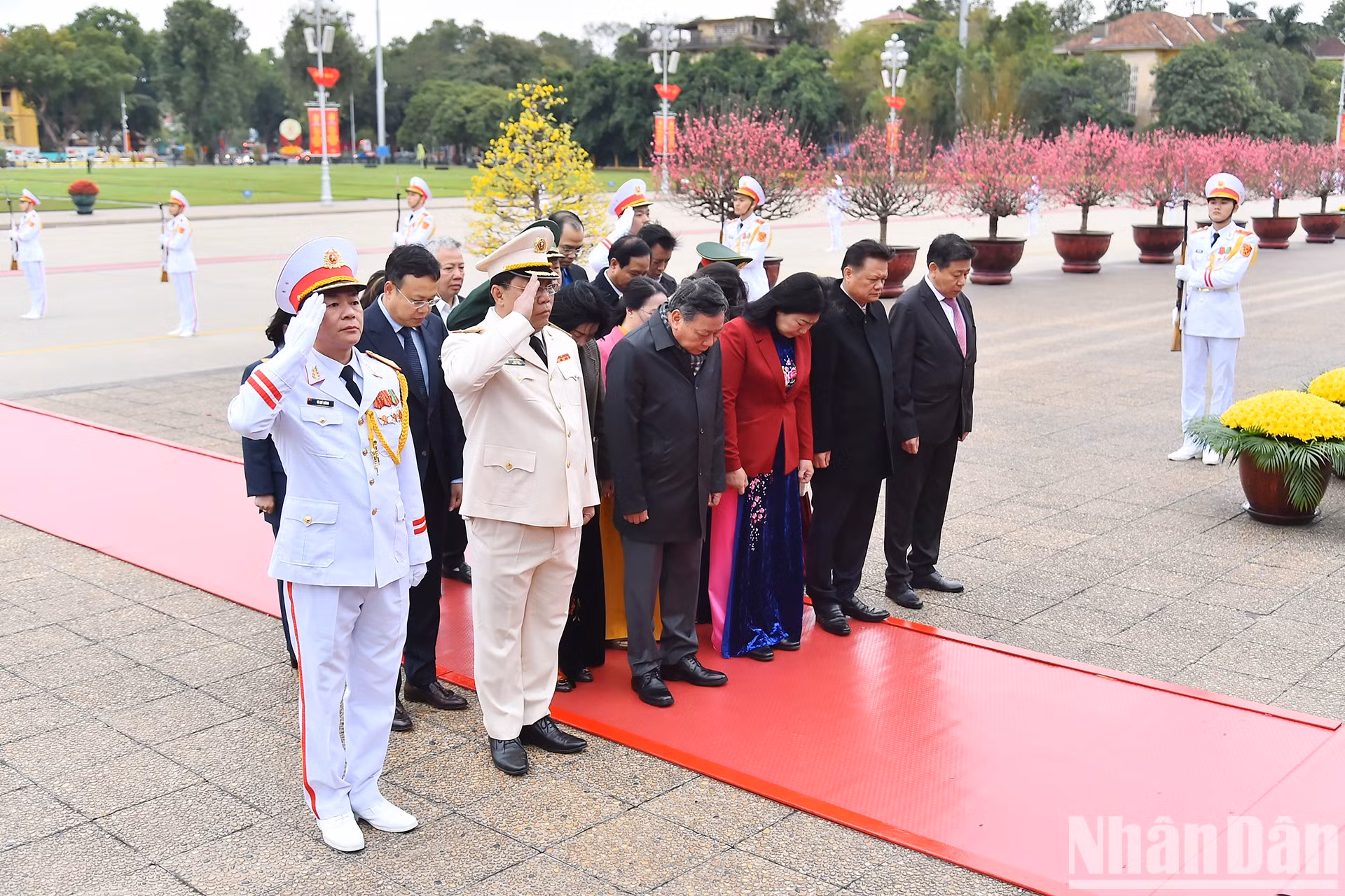 Conmemoran con respeto las grandes contribuciones del Presidente Ho Chi Minh. Conmemoran con respeto las grandes contribuciones del Presidente Ho Chi Minh.