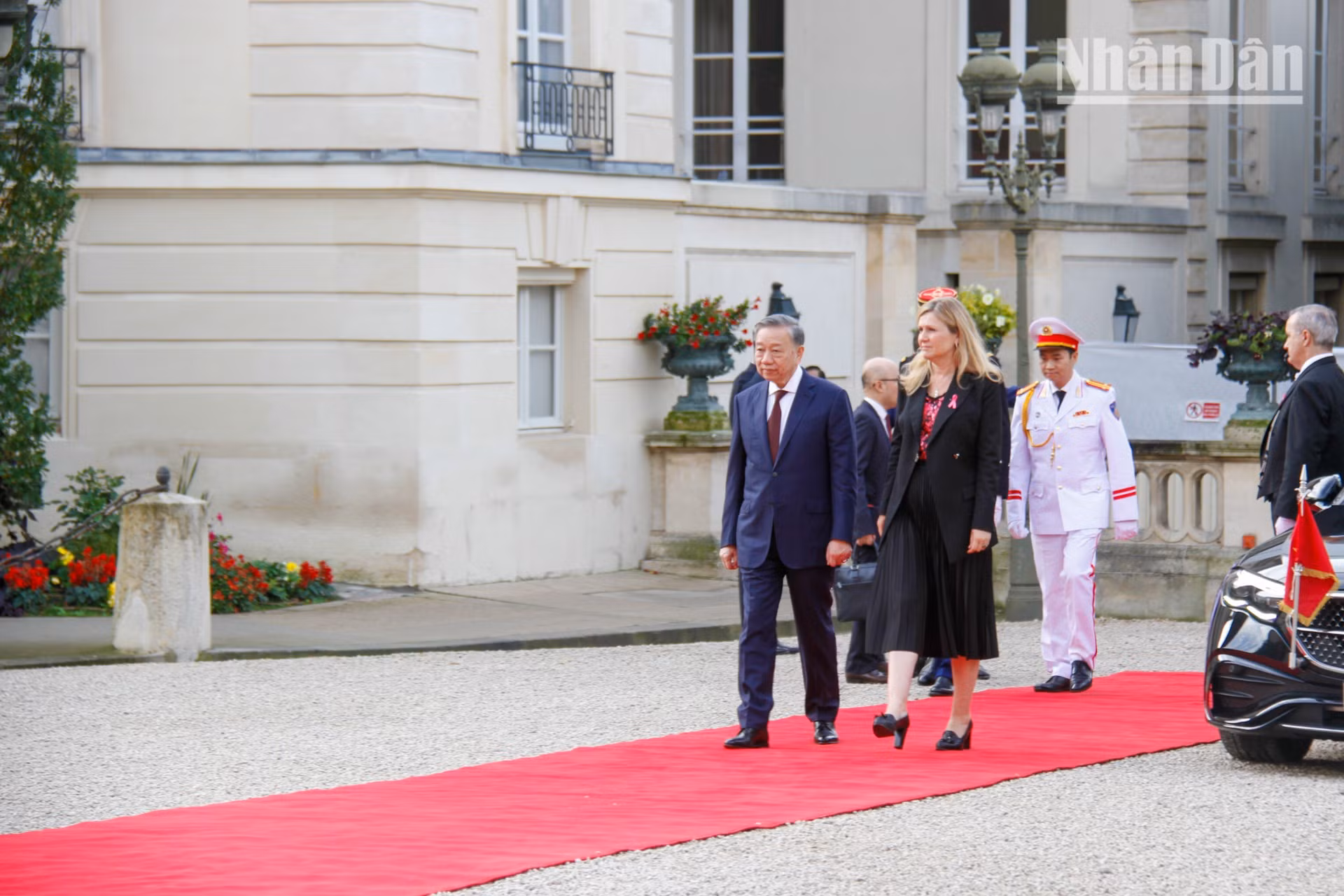 El secretario general del PCV y presidente de Vietnam, To Lam, y la presidenta de la Asamblea Nacional francesa, Yaël Braun-Pivet, pasan revista a la guardia de honor.