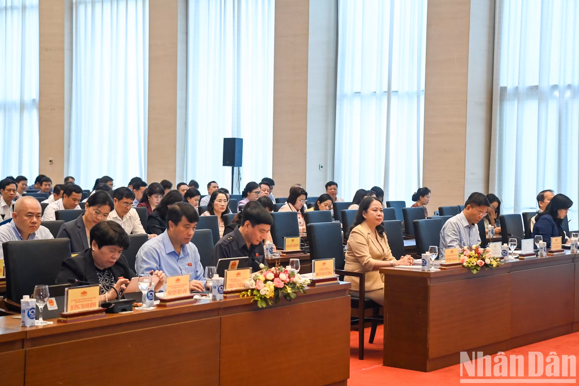 La presidenta Vo Thi Anh Xuan, el vicetitular del Parlamento vietnamita, Le Thanh Long, y los diputados.