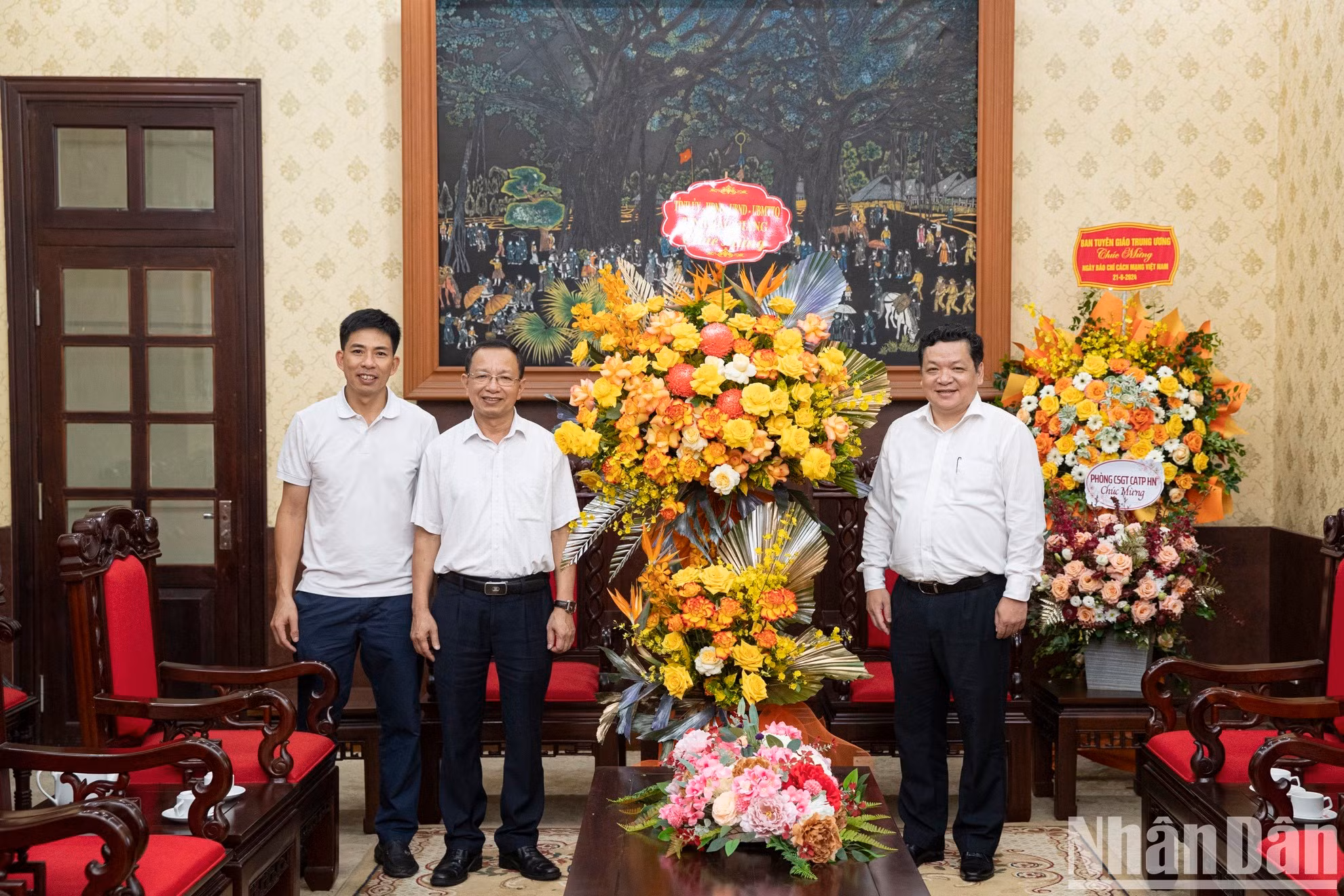 Ngo Dinh Tien, subdirector del Servicio de Información y Comunicación de la provincia de Bac Giang, agradece al Nhan Dan por acompañar y alentar el desarrollo local. Ngo Dinh Tien, subdirector del Servicio de Información y Comunicación de la provincia de Bac Giang, agradece al Nhan Dan por acompañar y alentar el desarrollo local.
