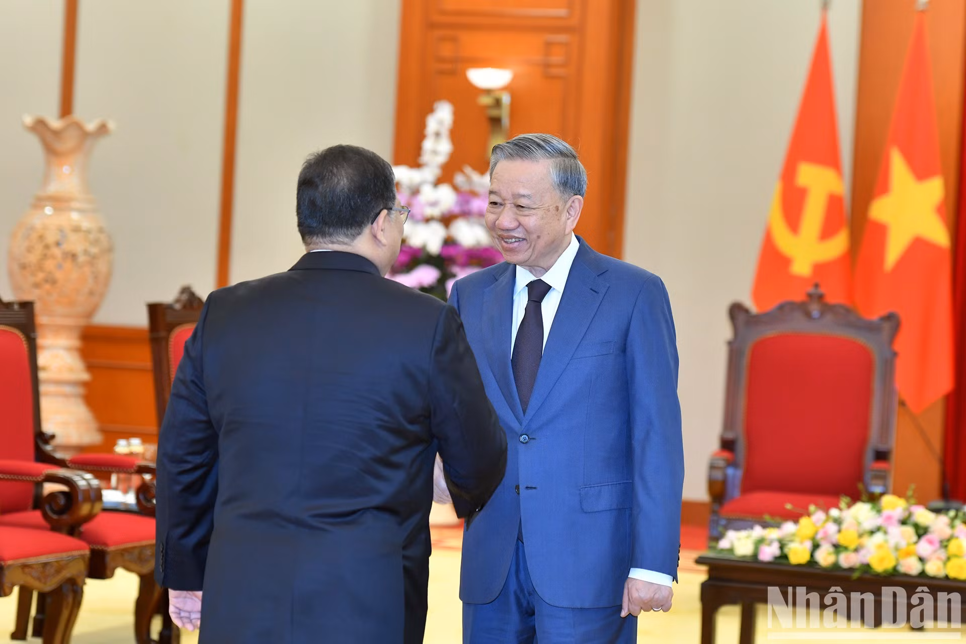 El máximo dirigente partidista vietnamita recibe al titular de la Cámara de Representantes de Malasia, Tan Sri Dato' Johari Bin Abdul.