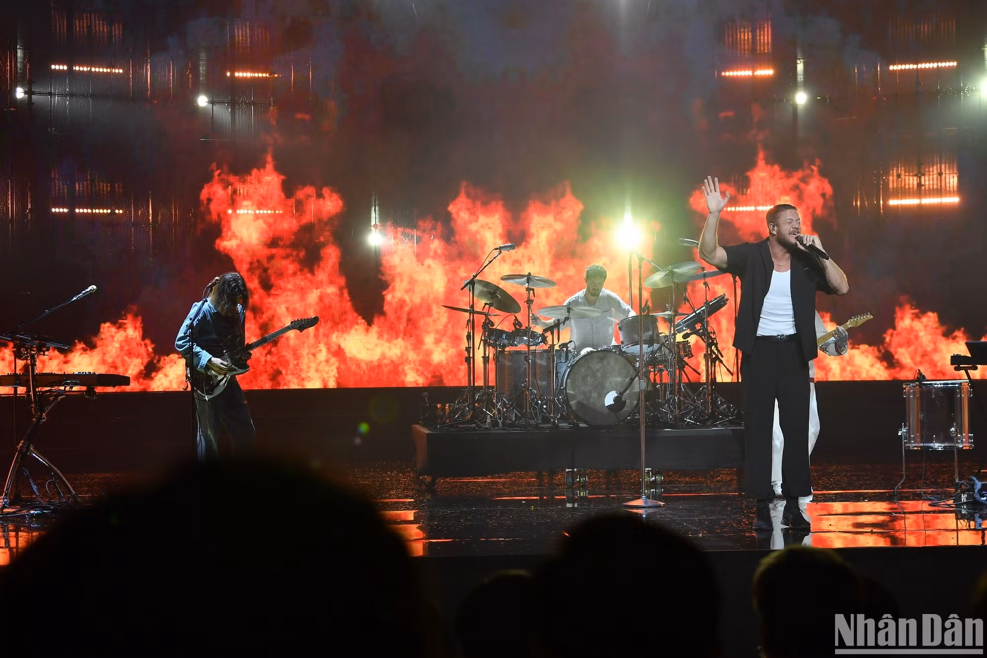 La banda Imagine Dragons y los artistas Dan Reynolds, Wayne Sermon, Ben McKee y Daniel Platzman rockeando.