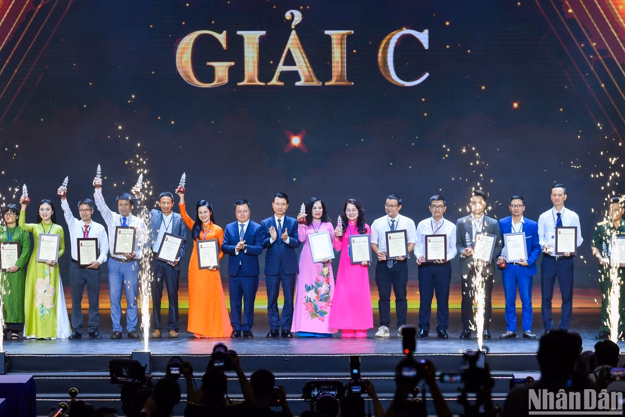 Le Quoc Minh y Nguyen Manh Hung, ministro de Información y Comunicación, entregan premios a los autores y grupos de autores del premio C. Le Quoc Minh y Nguyen Manh Hung, ministro de Información y Comunicación, entregan premios a los autores y grupos de autores del premio C.