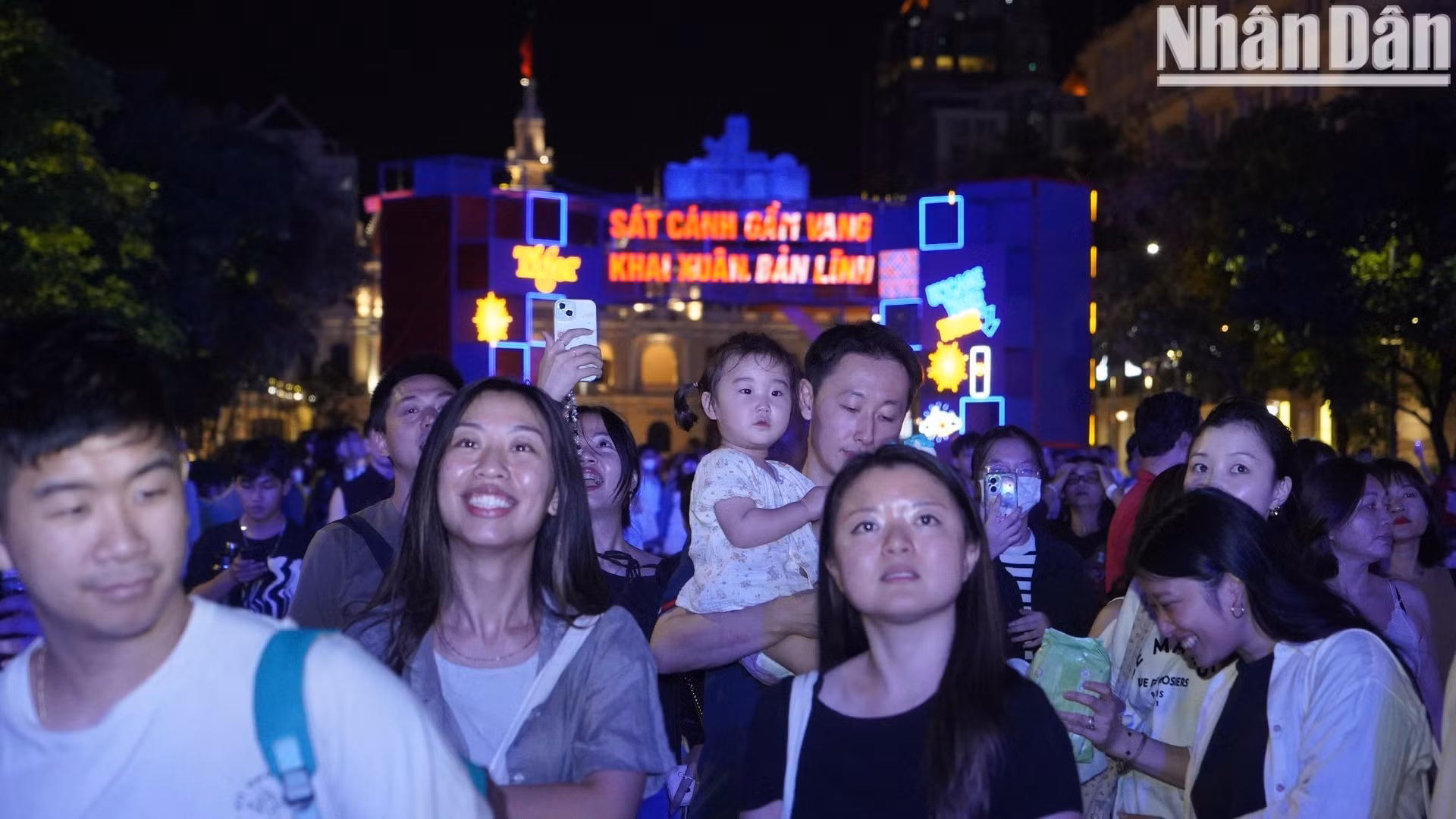 Numerosos ciudadanos participan con entusiasmo en el programa de cuenta regresiva para dar la bienvenida al Año Nuevo 2025 en el Parque del Monumento al Presidente Ho Chi Minh y la calle peatonal Nguyen Hue.