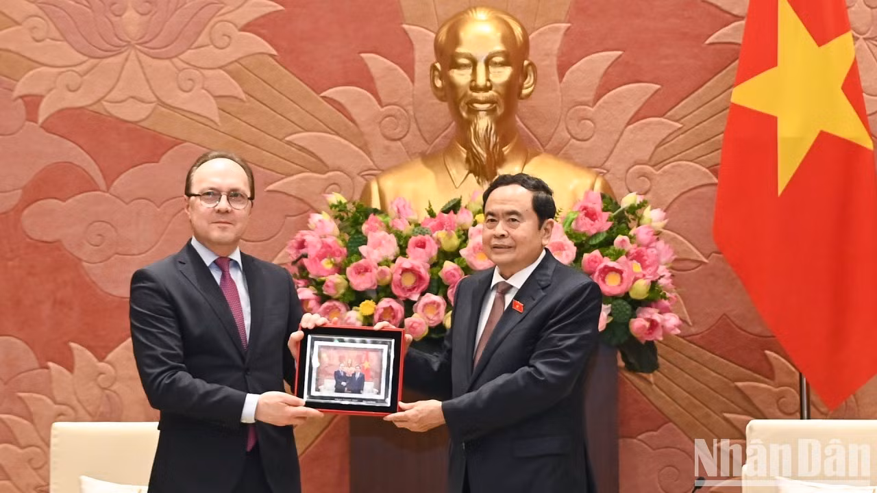 El presidente de la Asamblea Nacional vietnamita, Tran Thanh Man, entrega un regalo al embajador ruso Gennady Bezdetko.