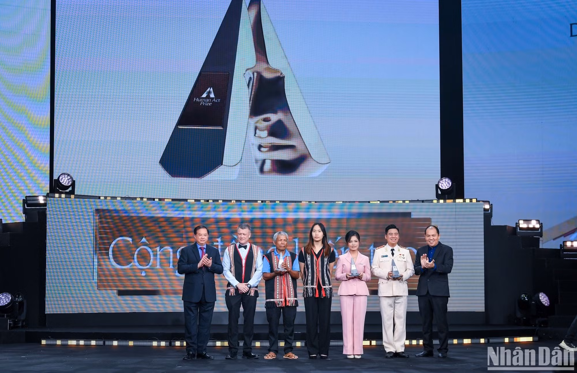 Ta Quang Dong, viceministro de Cultura, Deportes y Turismo y Vuong Vu Thang, presidente de la Junta Directiva de la Sociedad Anónima VCCorp entregan el premio al Proyecto Prometedor, entre ellos: Preservación de la lengua y la cultura de la etnia Bahnar; Orgulloso de los productos vietnamitas y Felicidad para niños.