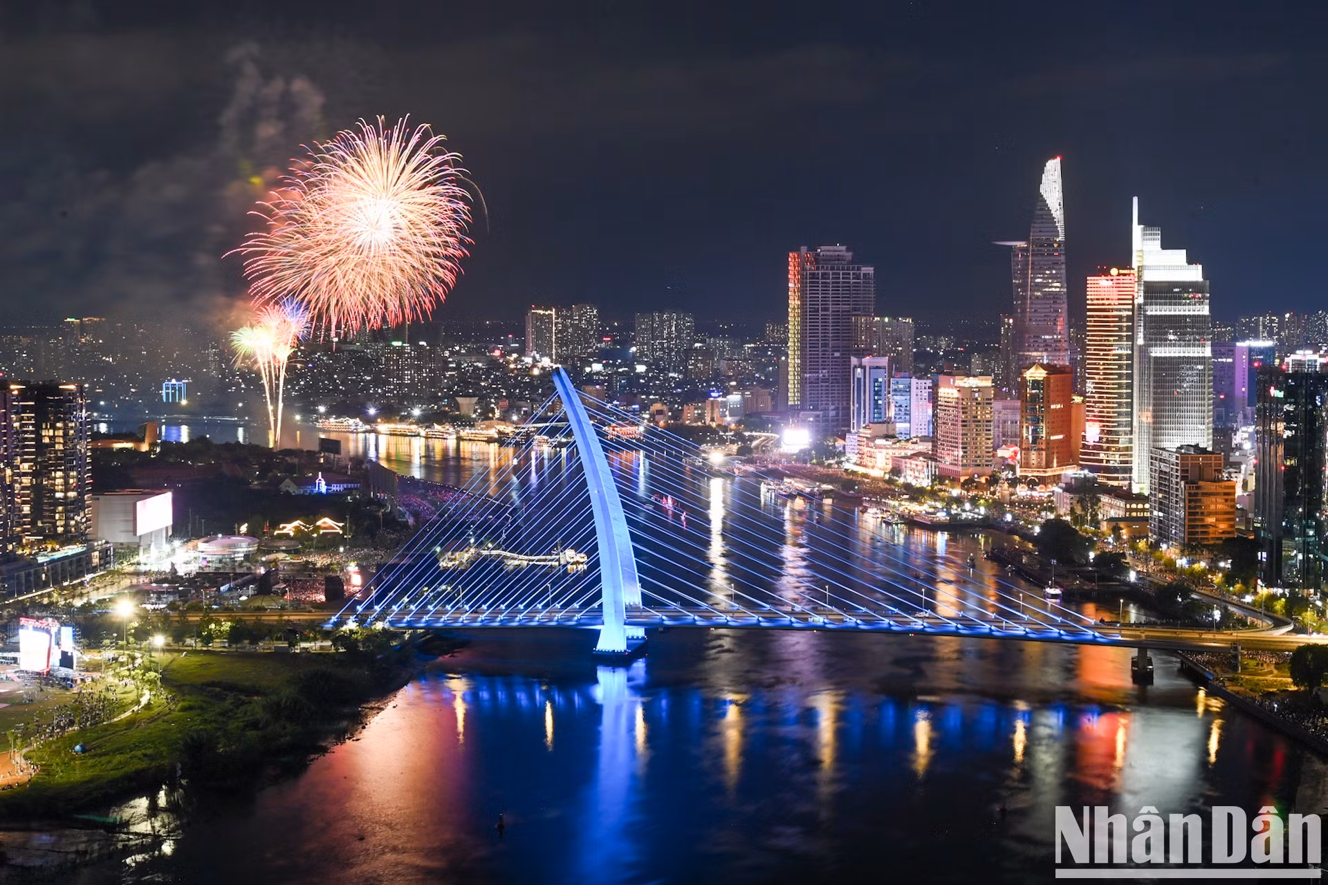 Los fuegos artificiales iluminan el cielo de Ciudad Ho Chi Minh.