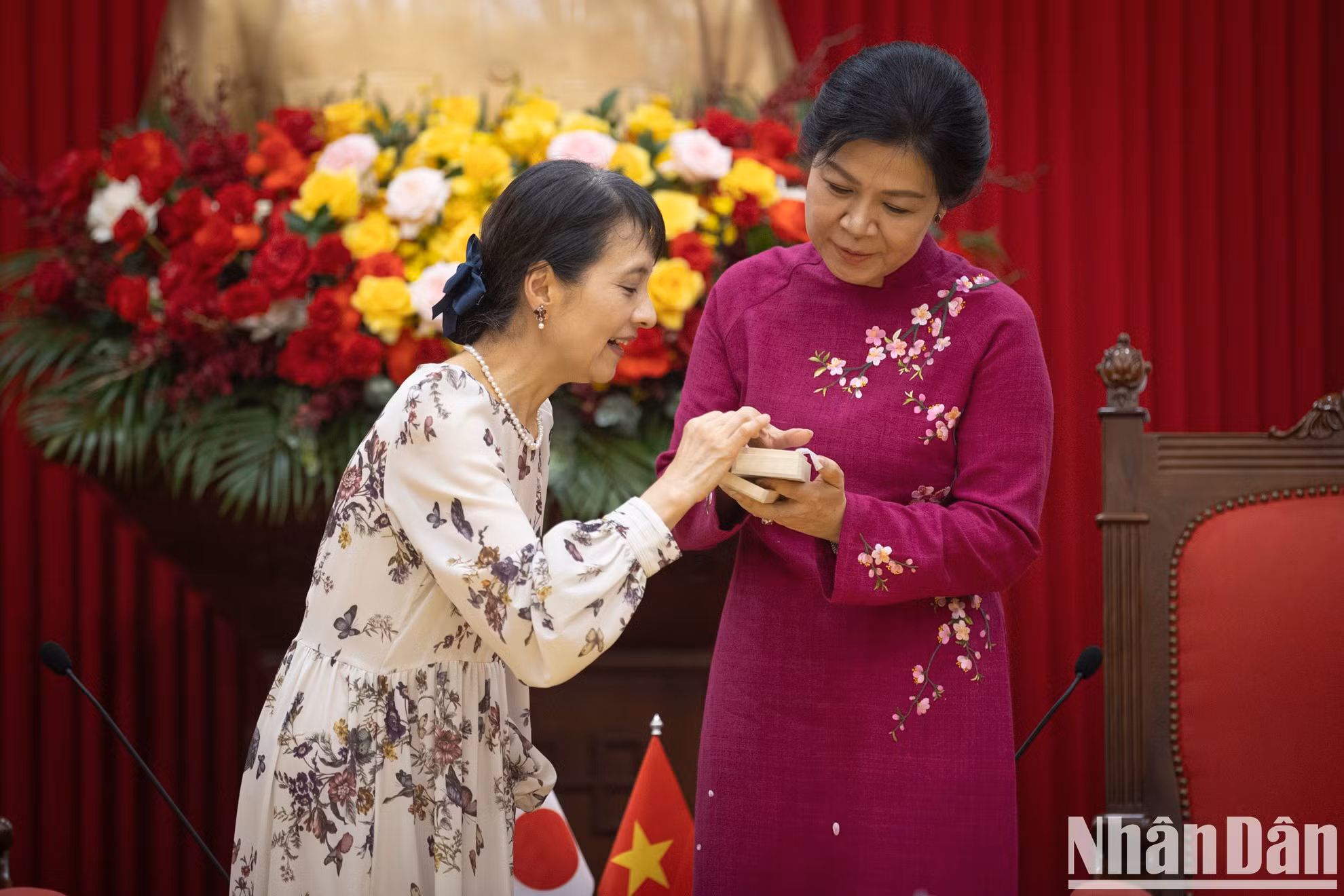 La esposa del primer ministro japonés, Ishiba Yoshiko, entrega un regalo a la del secretario general del Partido Comunista de Vietnam, Ngo Phuong Ly.