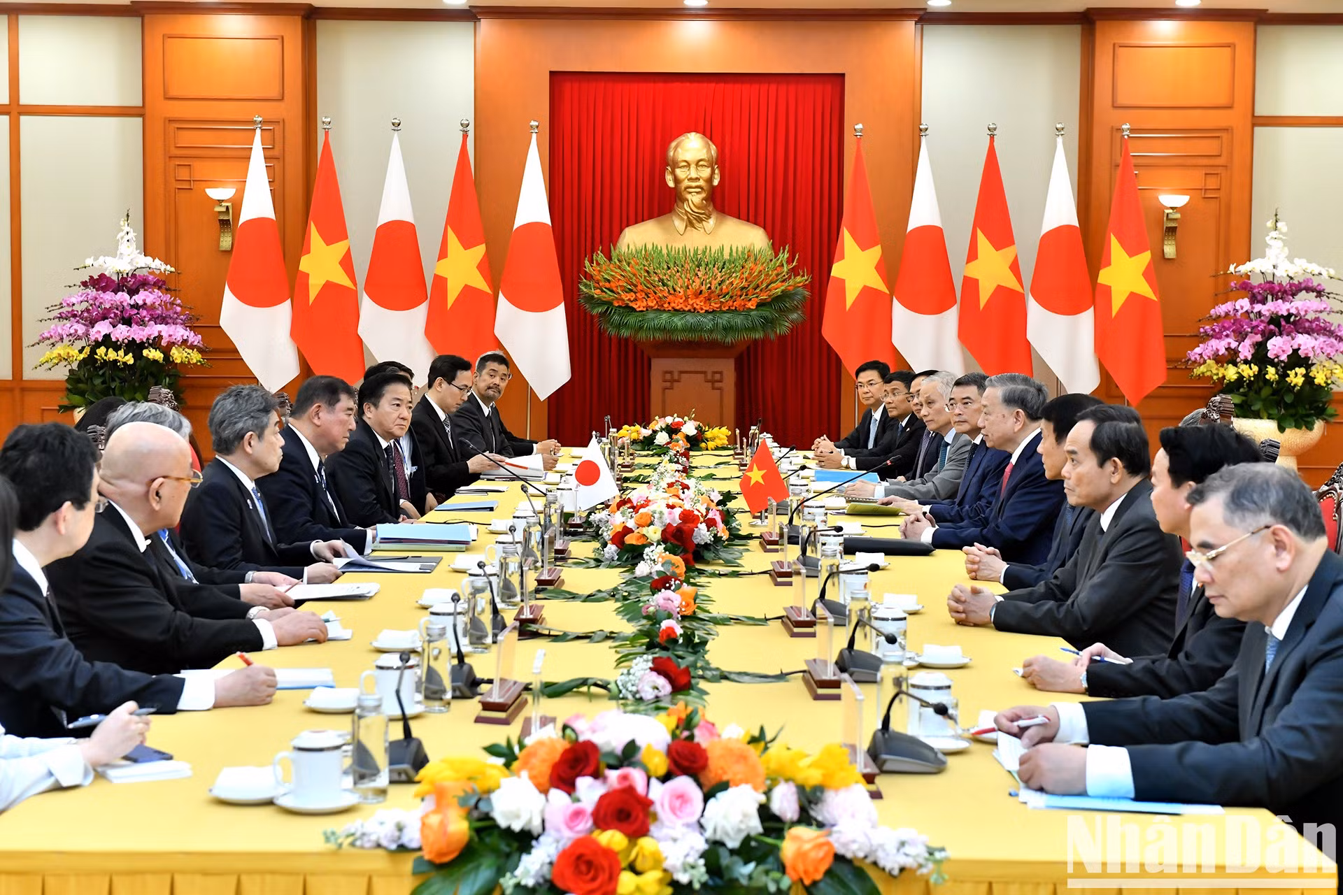 El secretario general del Partido Comunista de Vietnam, To Lam, recibe al primer ministro japonés, Ishiba Shigeru. El secretario general del Partido Comunista de Vietnam, To Lam, recibe al primer ministro japonés, Ishiba Shigeru.