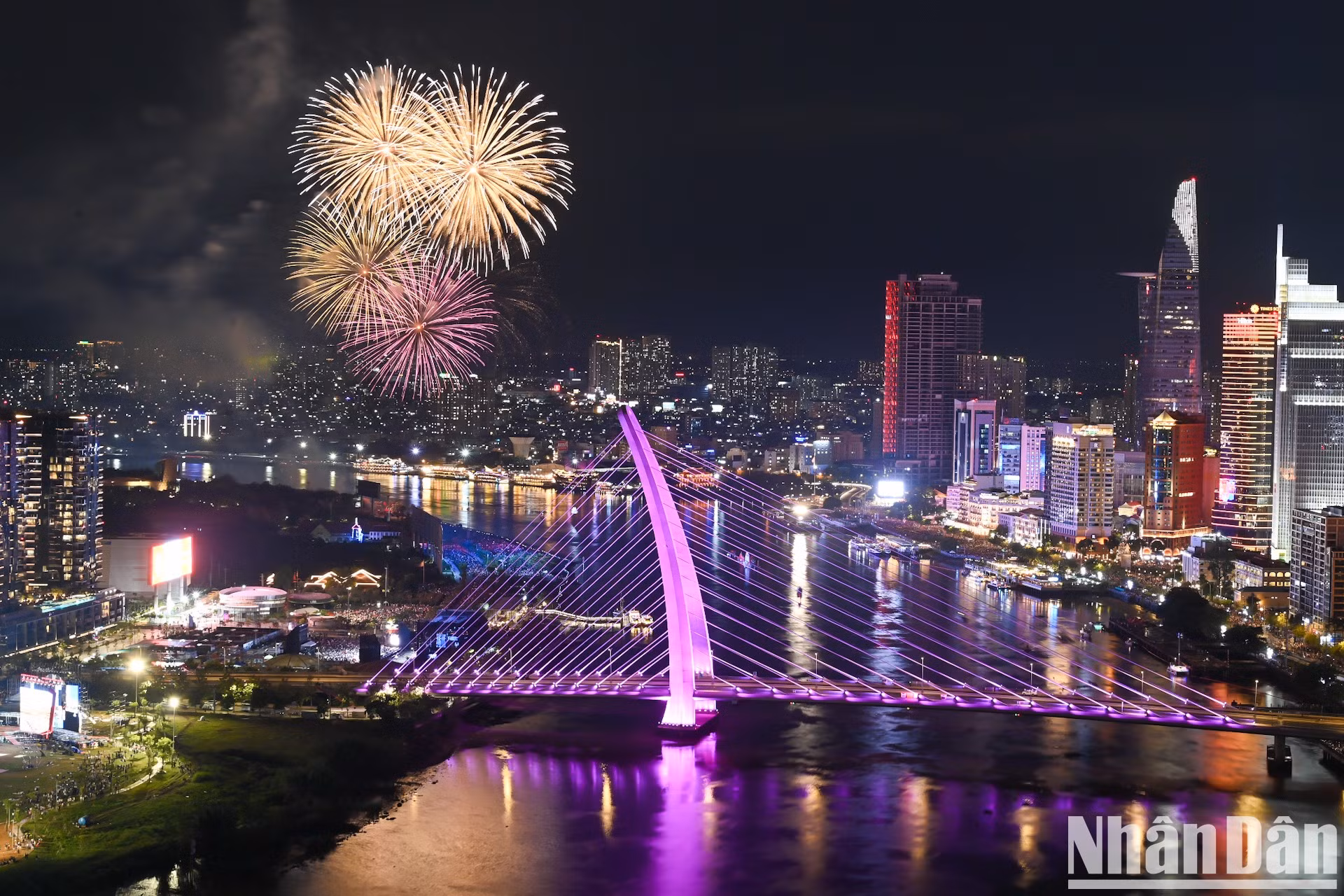 El programa de fuegos artificiales se lleva a cabo de 21:30 horas a 21:40 horas.