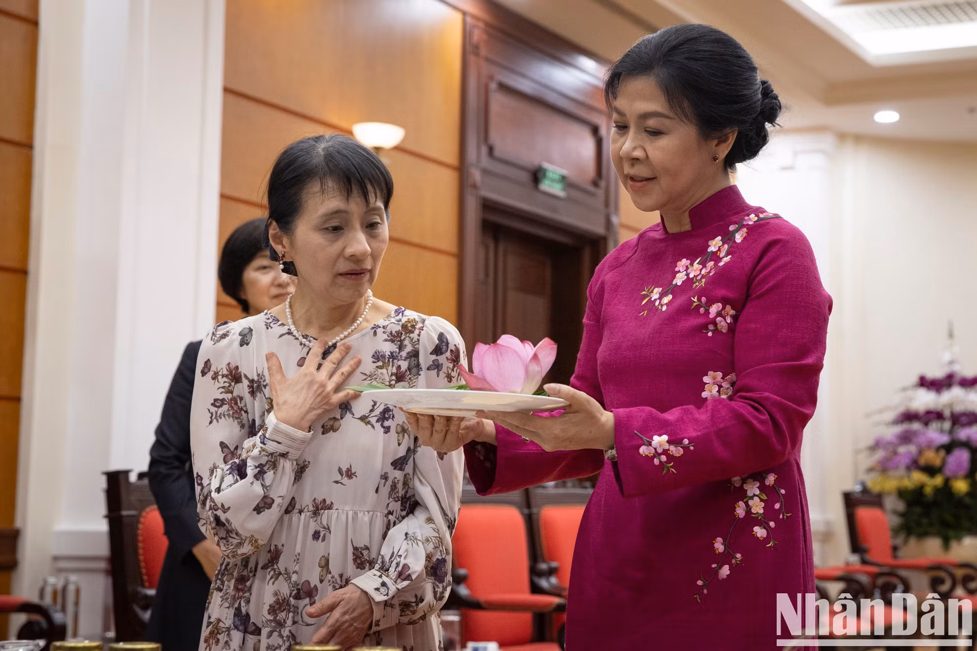 La esposa del secretario general del Partido Comunista de Vietnam, Ngo Phuong Ly, presenta pasteles de arroz verde a Ishiba Yoshiko, mujer del premier japonés.