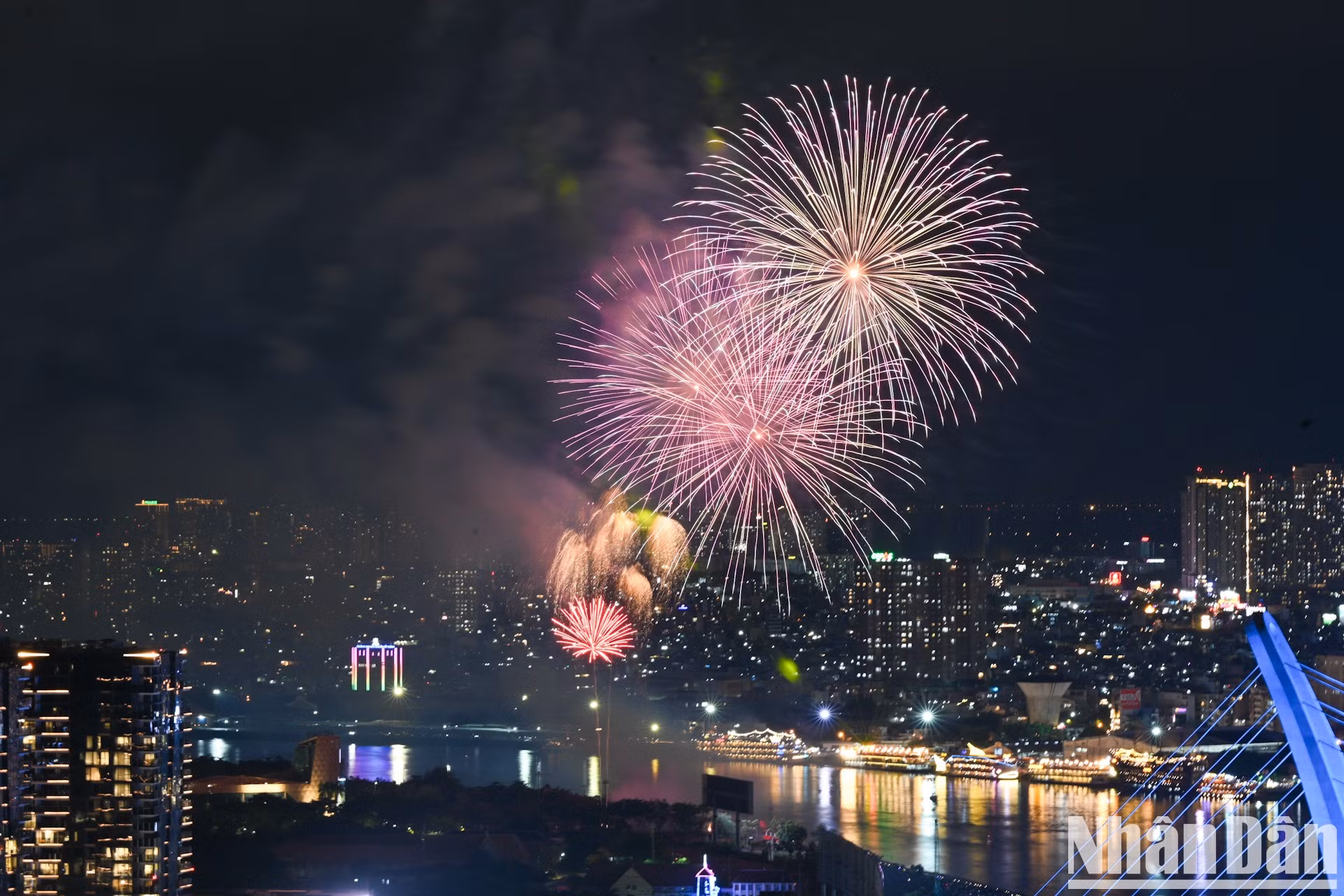 La noche del 30 de abril, la ciudad organizará espectáculos de fuegos artificiales de 21 horas a 21:15 horas, en dos lugares a gran altitud y 28 lugares a baja altitud. Los lugares a gran altitud son la zona del túnel del río Saigón de la ciudad de Thu Duc y el templo conmemorativo Ben Duoc del distrito de Cu Chi.