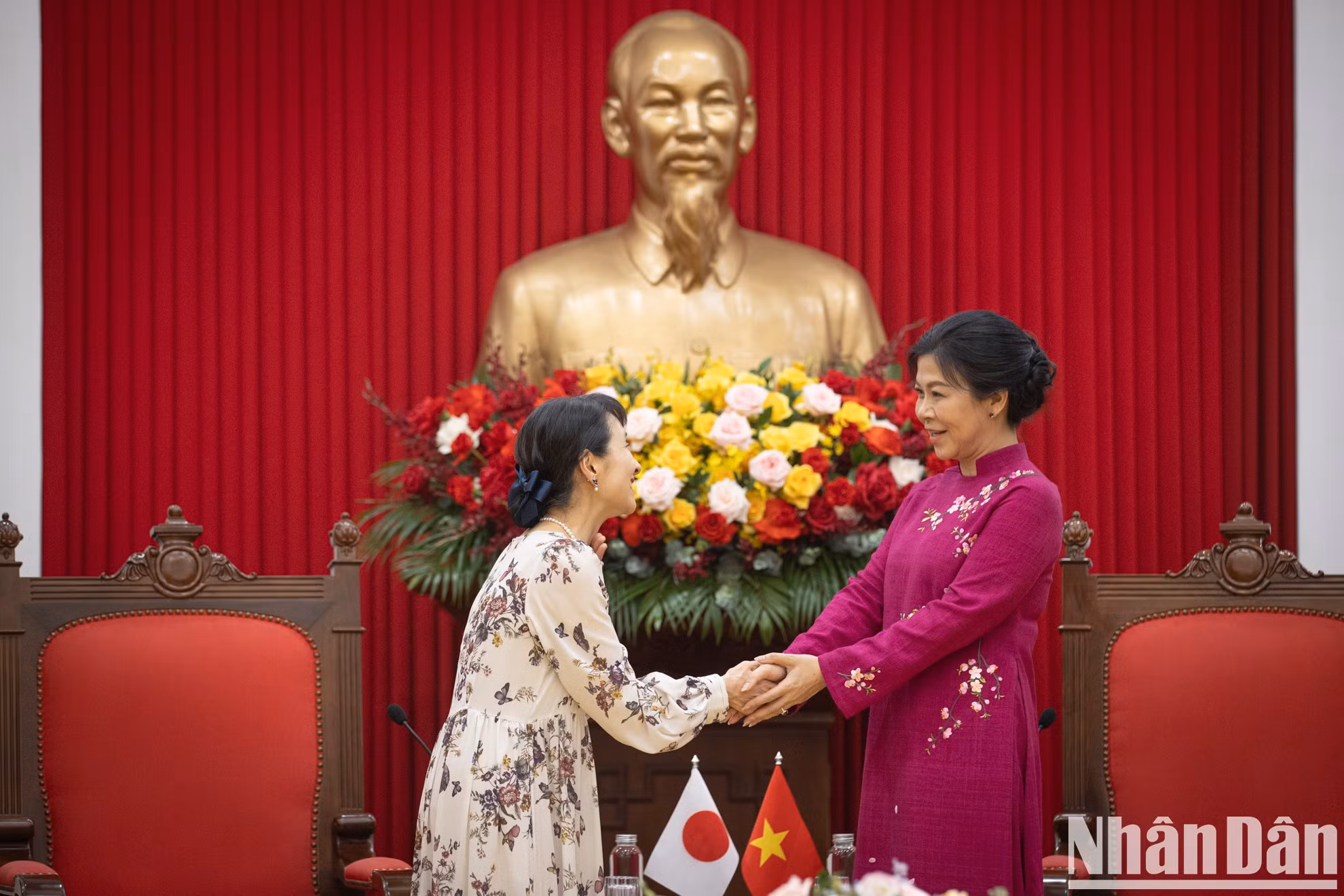Se estrechan las manos Ngo Phuong Ly, esposa del secretario general To Lam, e Ishiba Yoshiko, cuyo marido, el primer ministro japonés, Ishiba Shigeru, se encuentra de visita oficial a la Vietnam del 27 al 29 de abril.