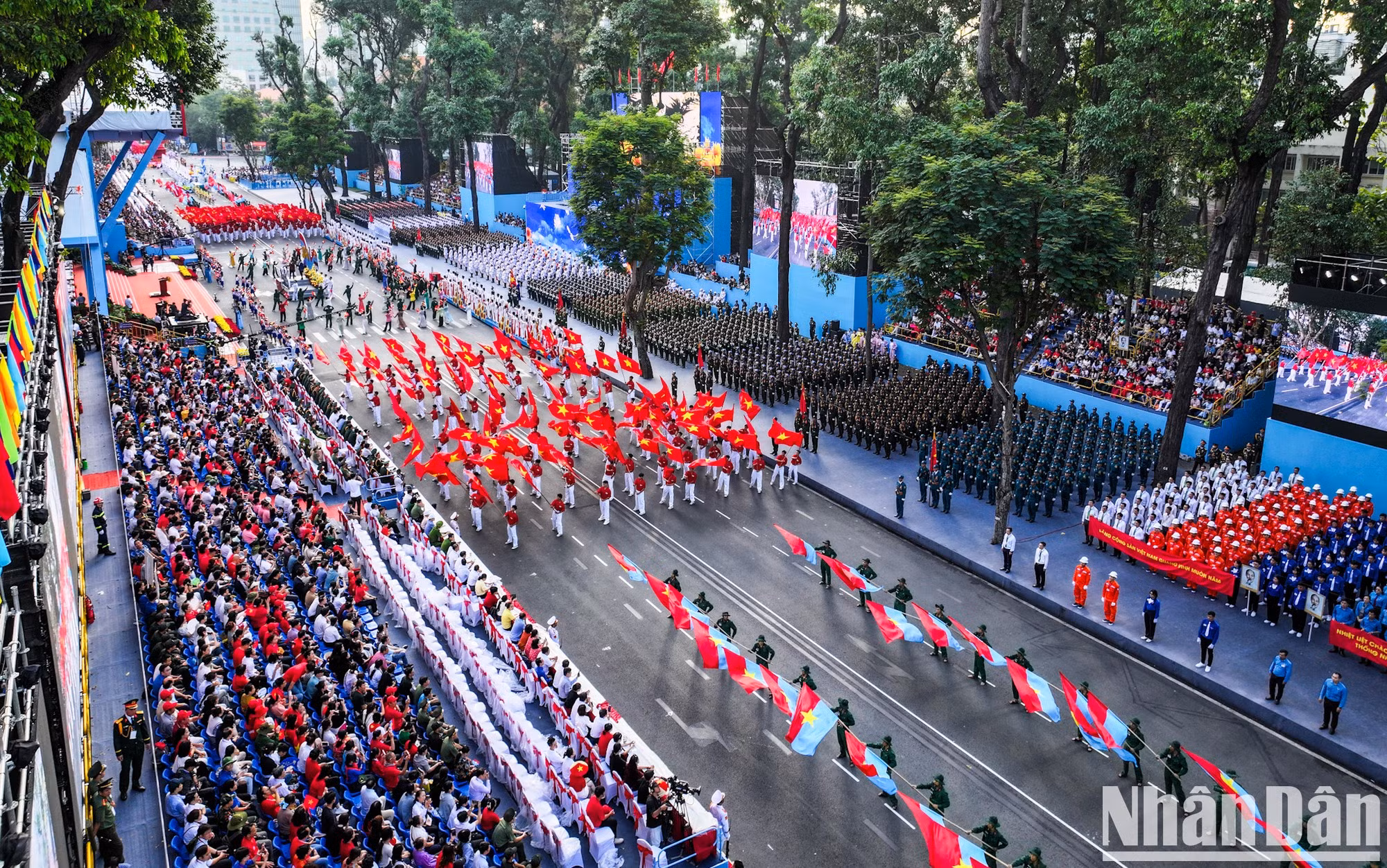 El desfile militar y civil visto desde arriba.