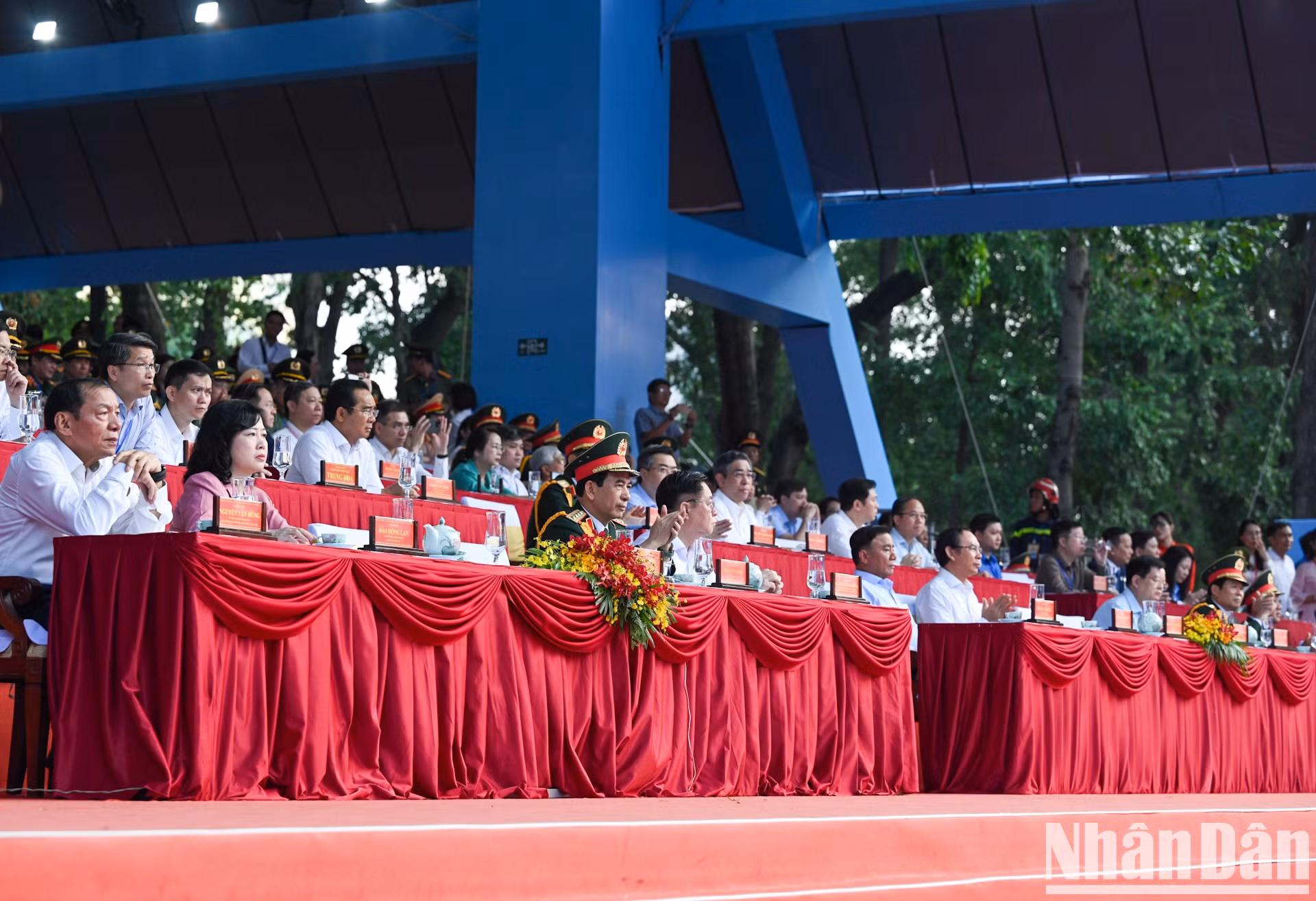 Tran Cam Tu, miembro permanente del Secretariado del Partido Comunista de Vietnam, y otros altos funcionarios del Partido y del Estado en el evento.
