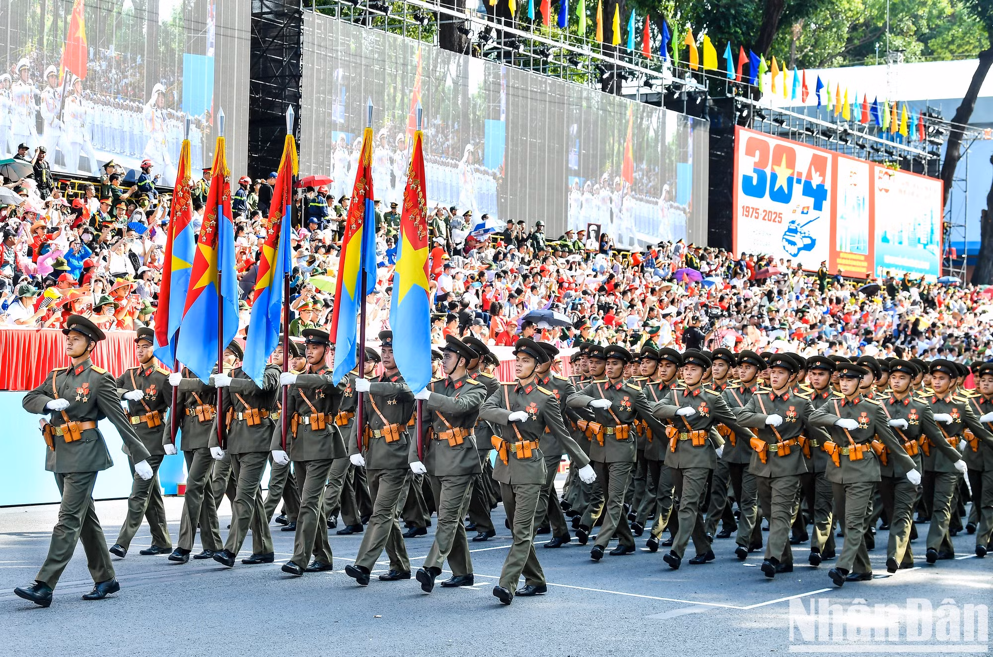 Los oficiales que representan a las cinco columnas militares que entraron en Saigón.