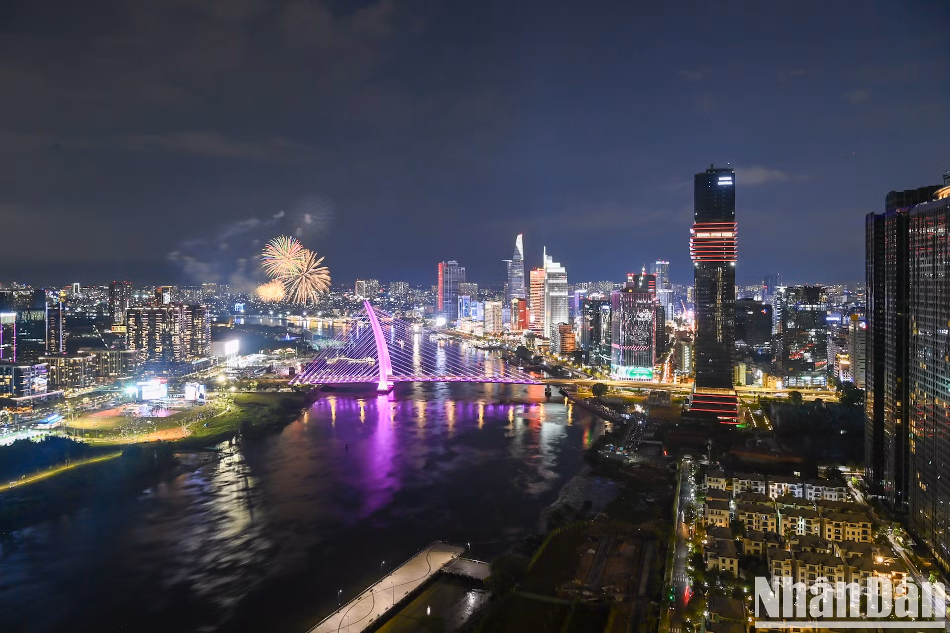 Estas actividades forman parte de la serie de eventos "Colores de la ciudad que lleva el nombre del Tío Ho". El espectáculo de fuegos artificiales a gran altitud se realiza en el Parque Ribereño de Saigón, en la ciudad de Thu Duc.