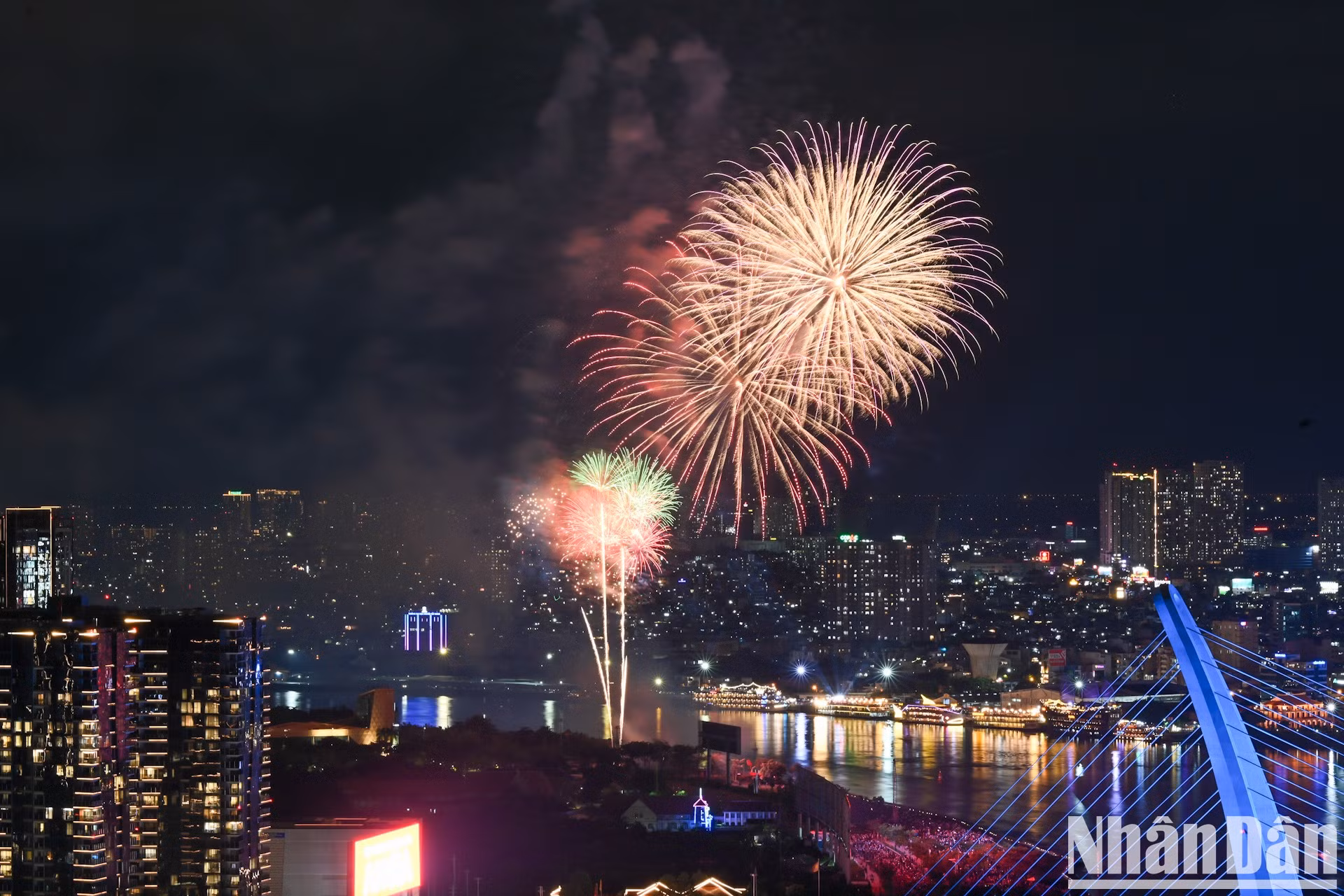 Un hermoso espectáculo de fuegos artificiales en el río Saigón.