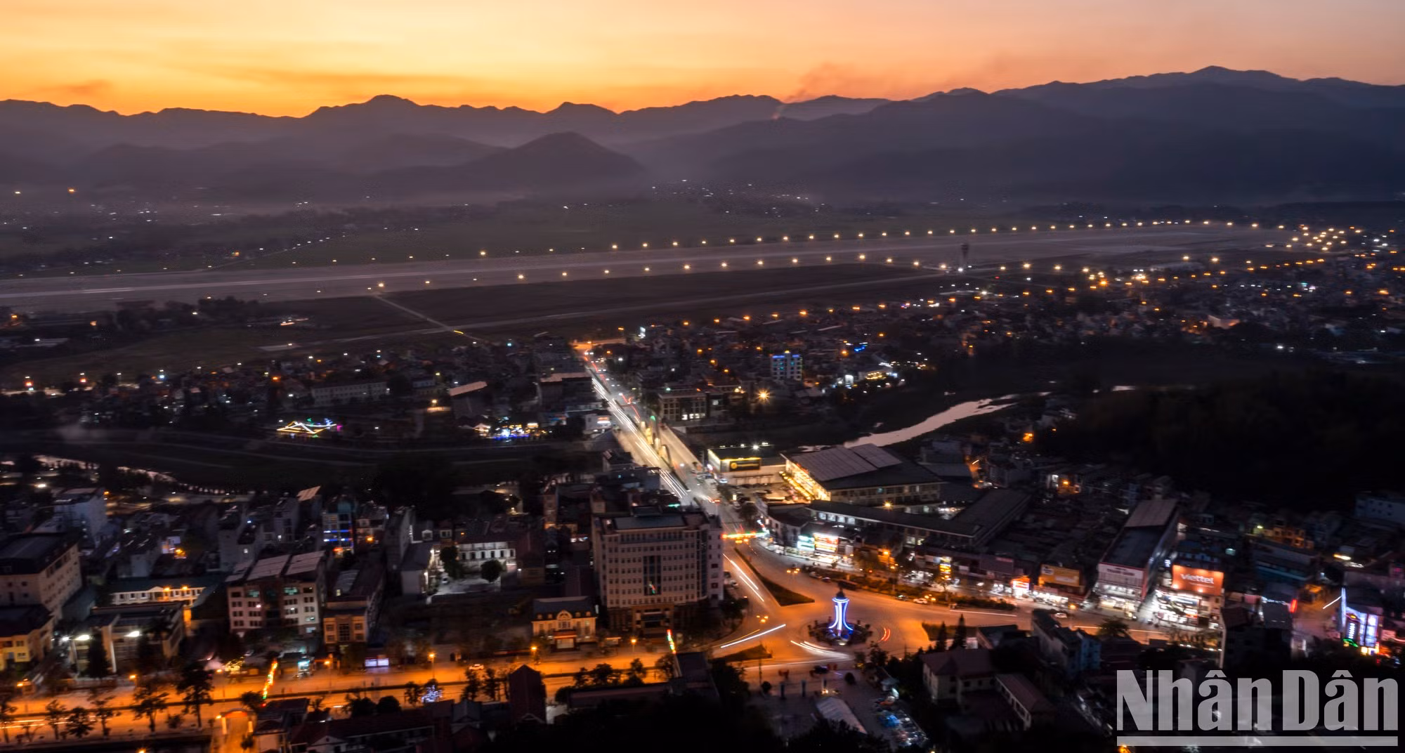 La ciudad de Dien Bien Phu por la noche vista desde arriba.