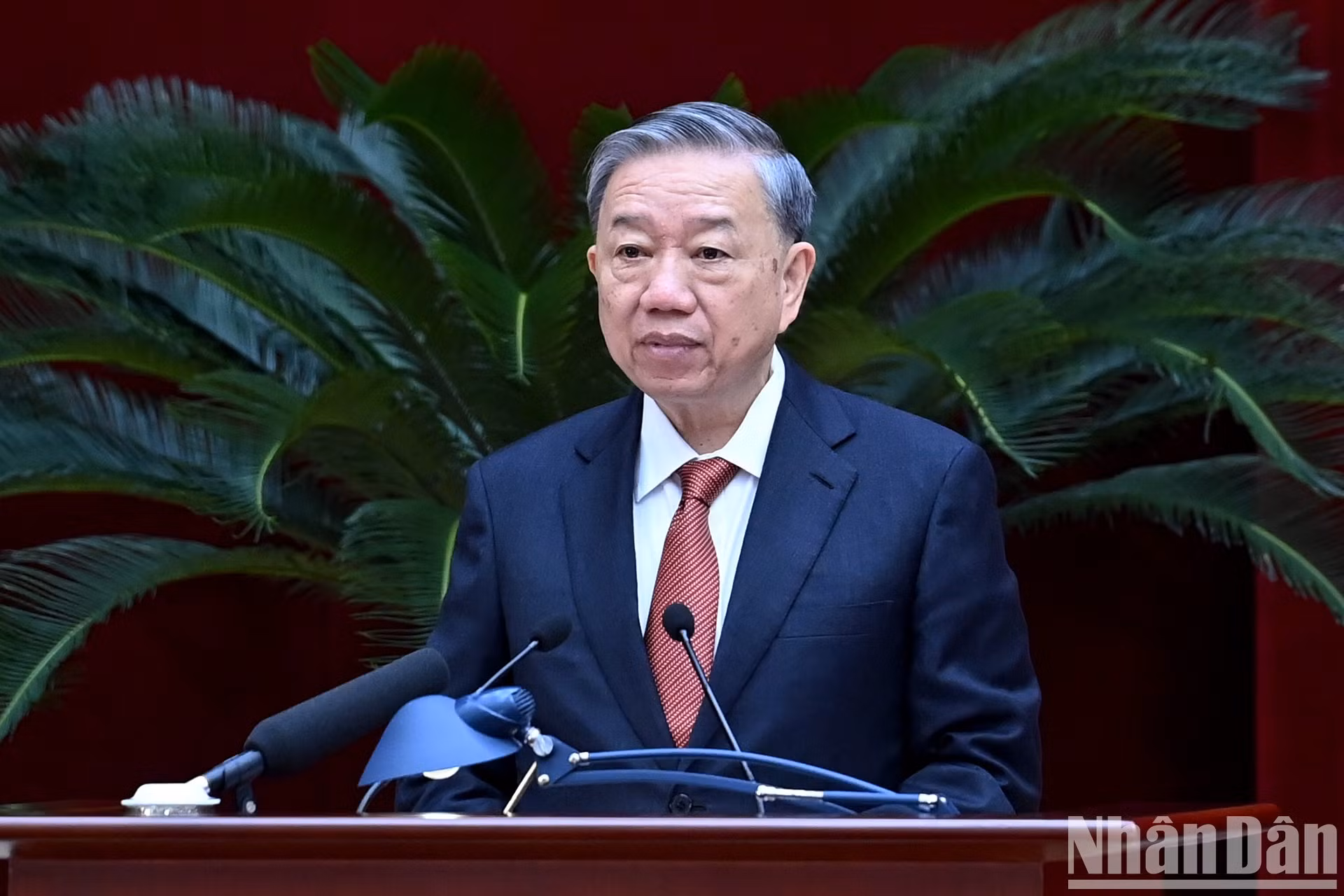 El secretario general del PCV y presidente vietnamita, To Lam, pronuncia un discurso de apertura.
