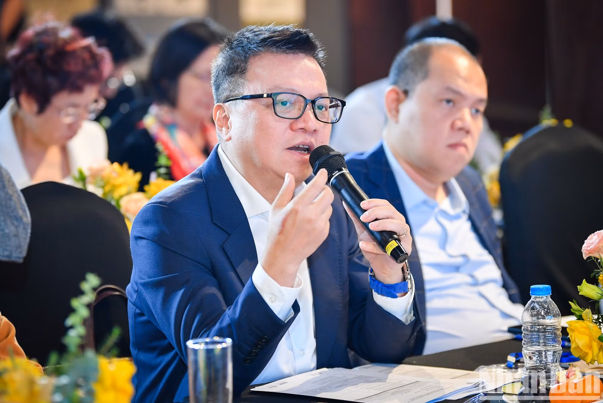 Le Quoc Minh, presidente-editor del periódico Nhan Dan, formula preguntas a los representantes de los proyectos.