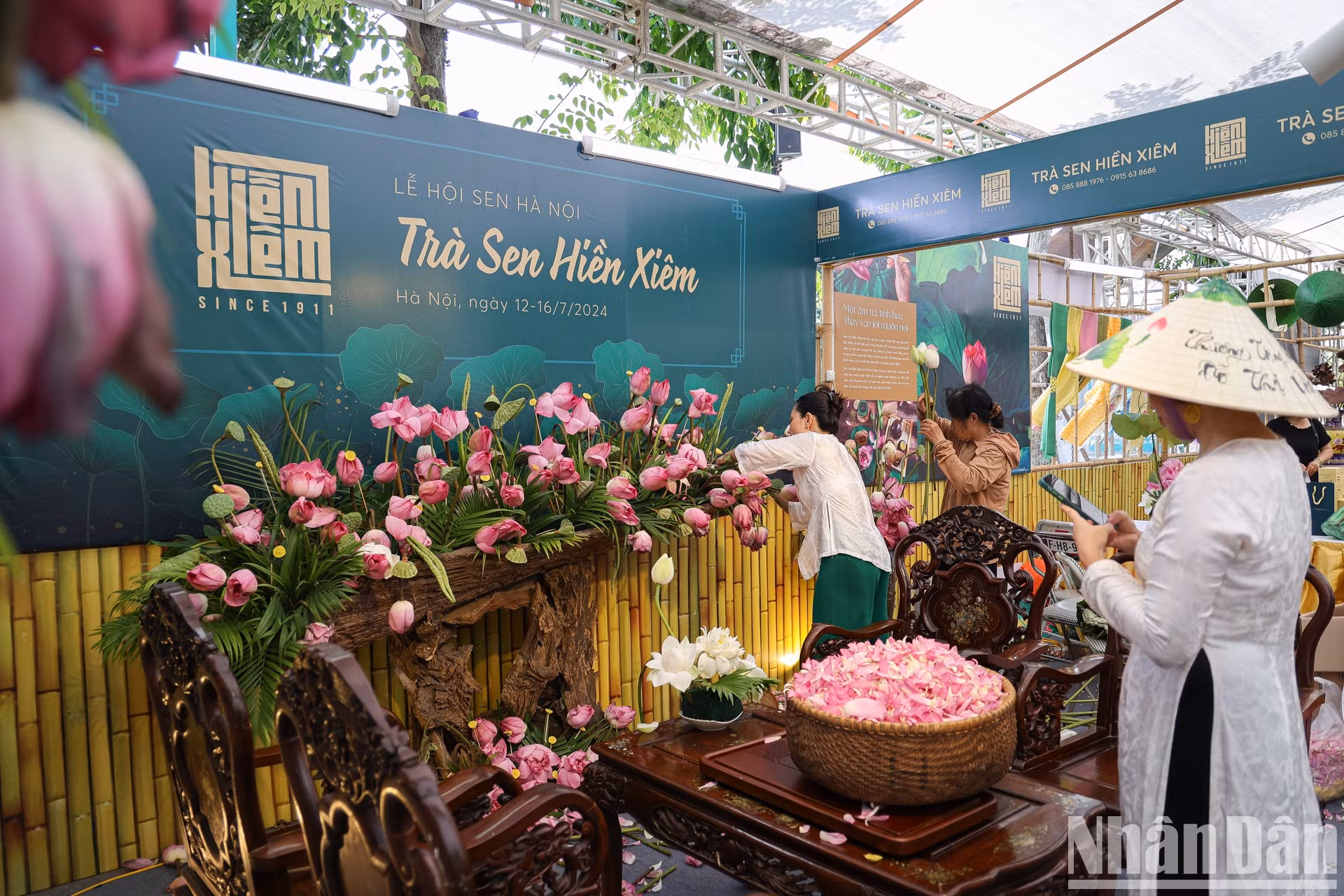 Especialmente, las áreas de paisajes decorativos y exhibición de productos de loto llaman la atención de los visitantes. Especialmente, las áreas de paisajes decorativos y exhibición de productos de loto llaman la atención de los visitantes.