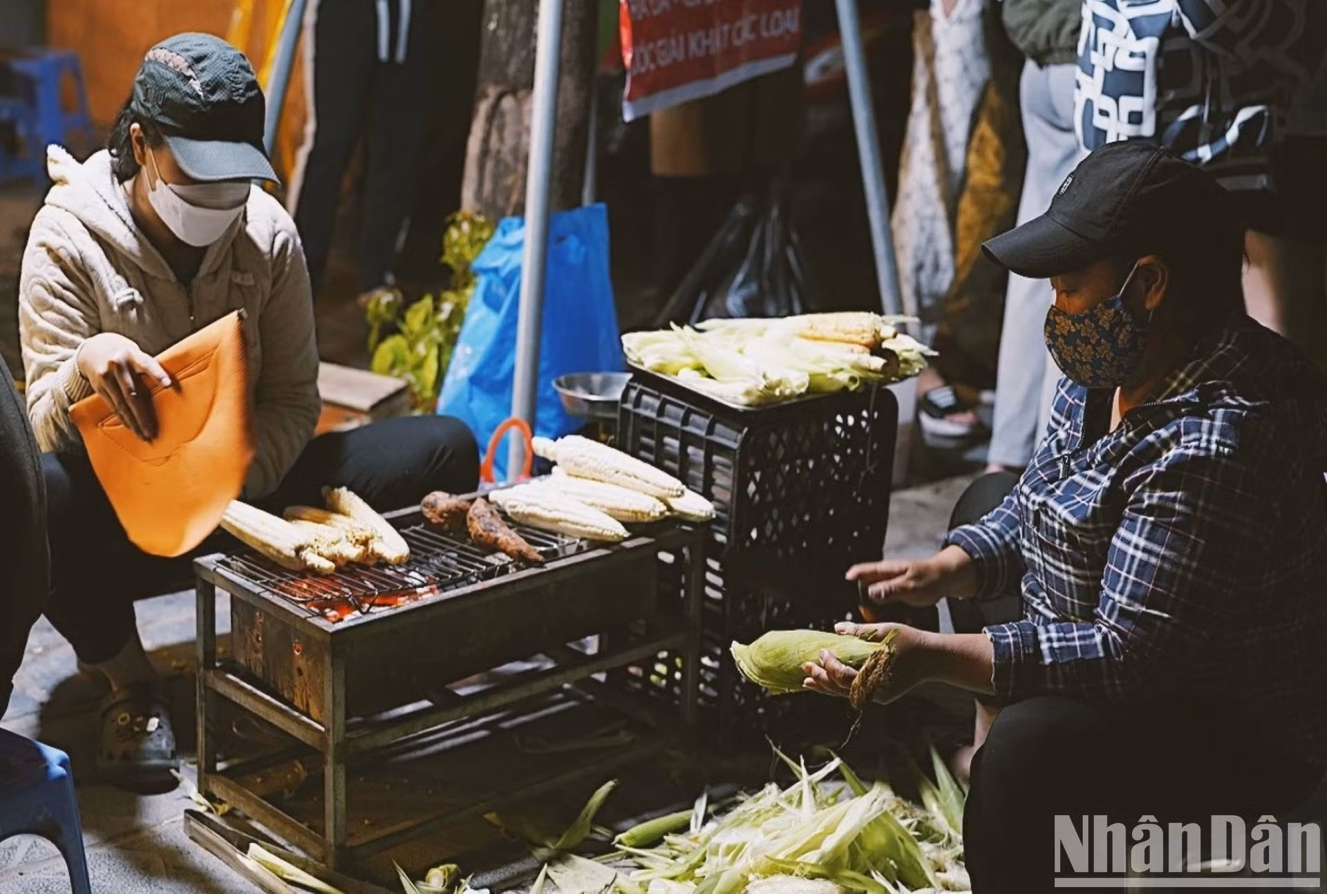 El maíz y las batatas asadas pueden encontrarse por muchas calles.