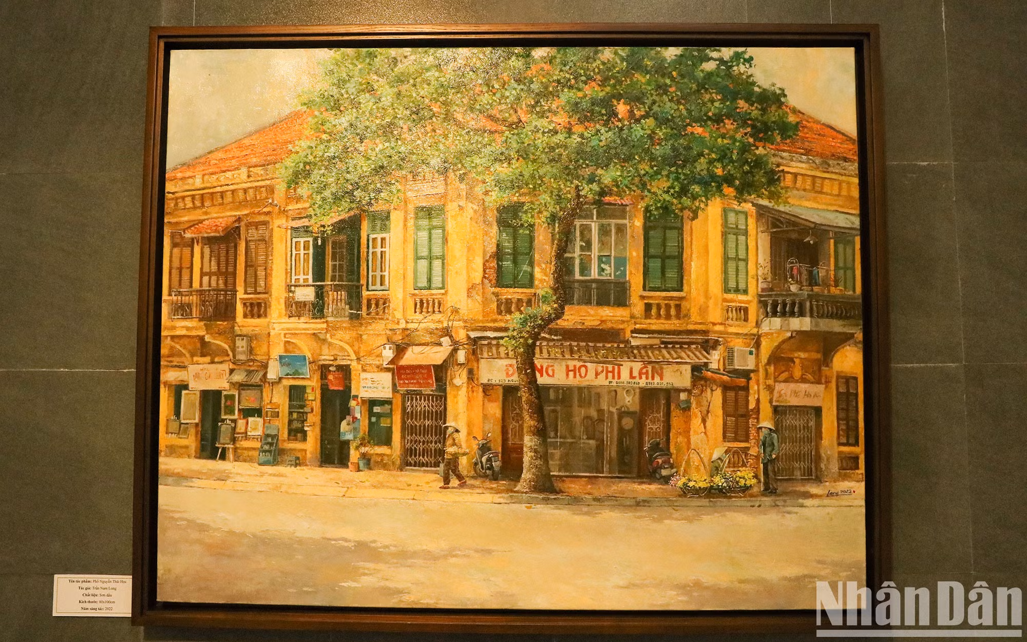 La pintura al óleo titulada "Calle de Nguyen Thai Hoc" muestra la meticulosa atención del joven artista a los detalles. La pintura al óleo titulada "Calle de Nguyen Thai Hoc" muestra la meticulosa atención del joven artista a los detalles.