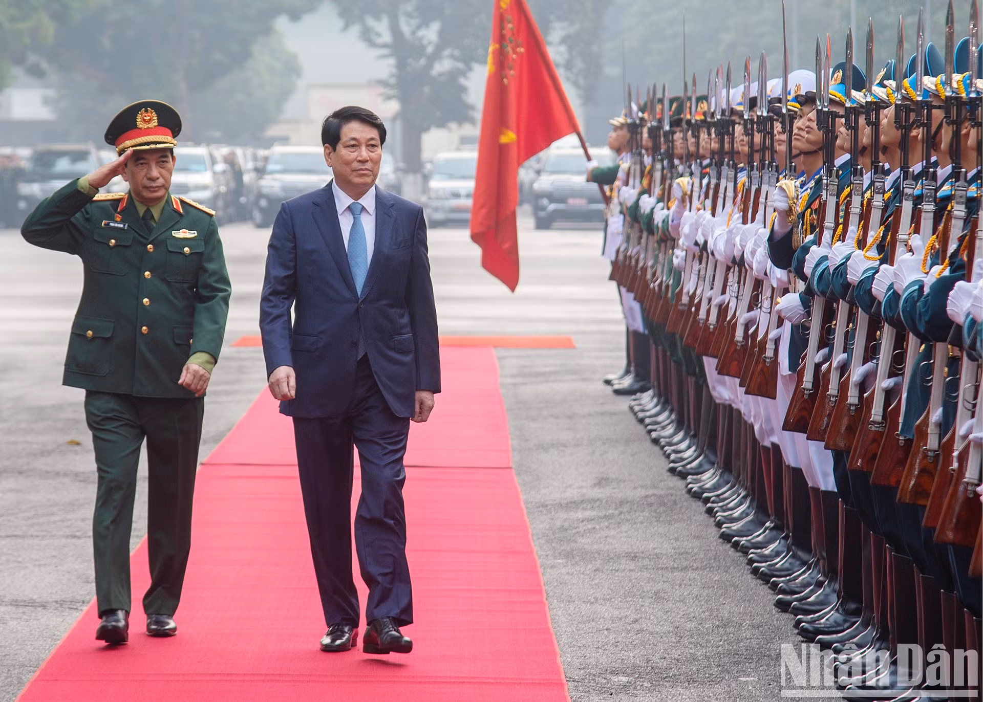 El presidente Luong Cuong inspecciona la guardia de honor del Ejército Popular de Vietnam. El presidente Luong Cuong inspecciona la guardia de honor del Ejército Popular de Vietnam.