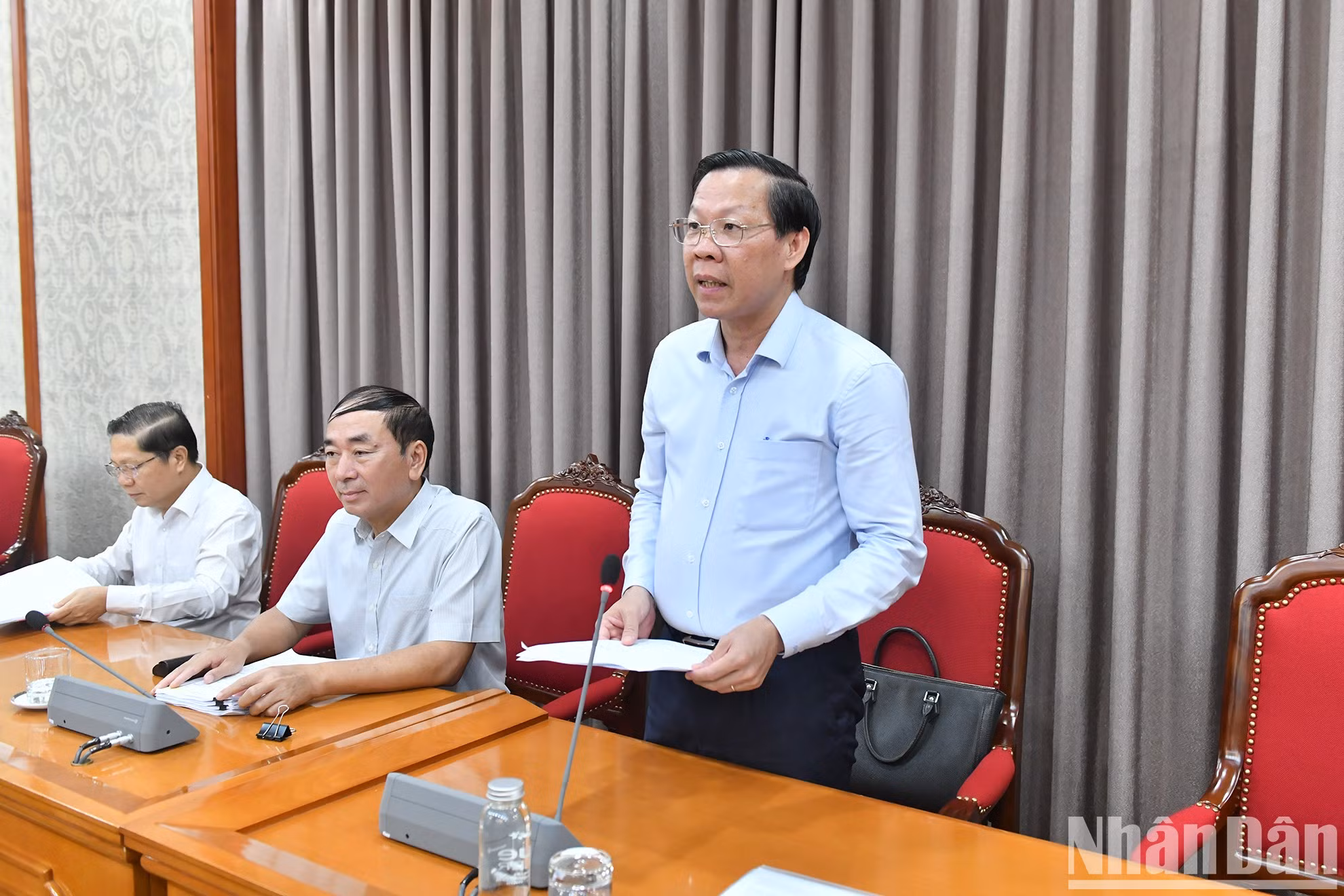 El presidente del Comité Popular de Ciudad Ho Chi Minh, Phan Van Mai, presenta un informe.