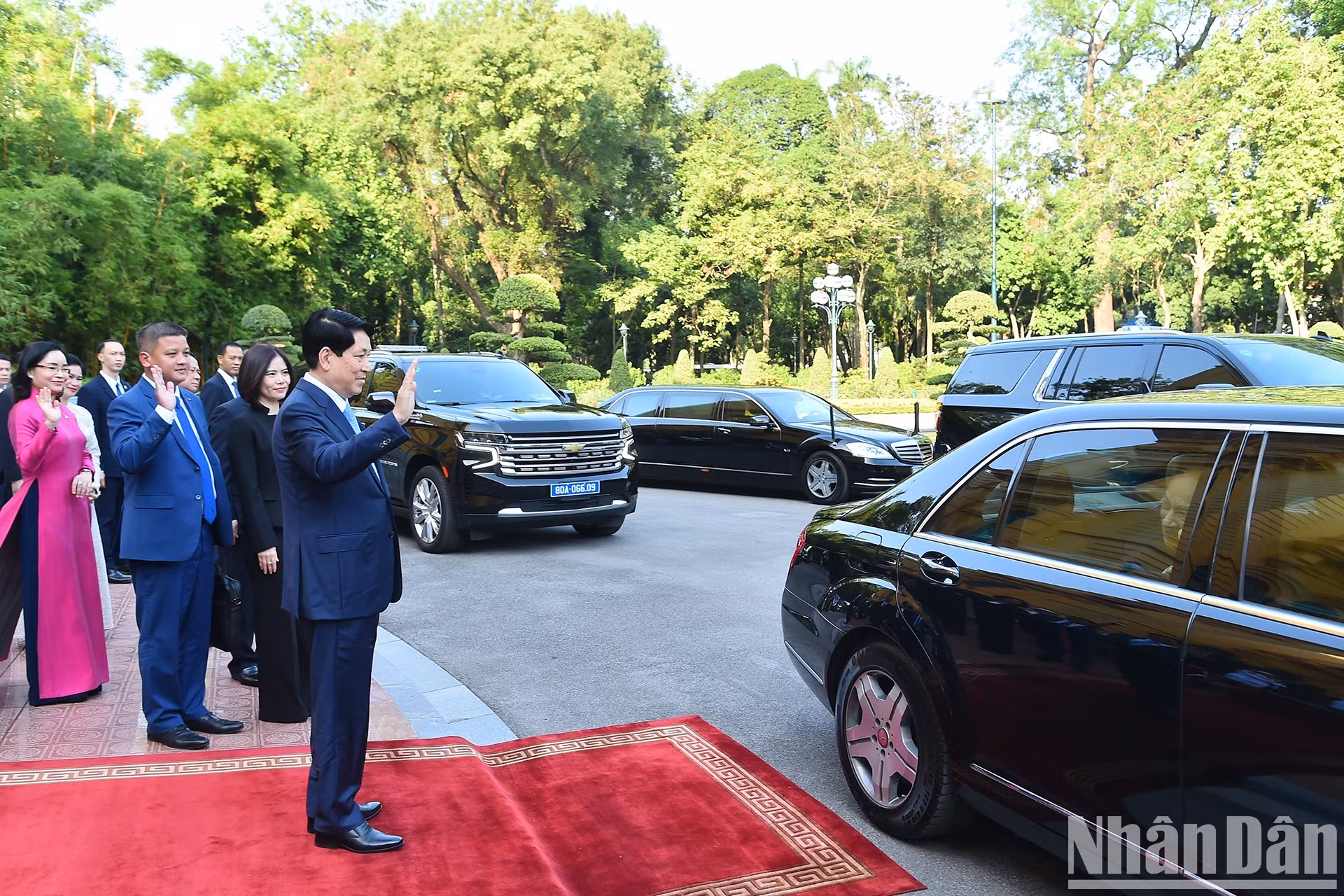 El presidente vietnamita, Luong Cuong, despide al rey camboyano, Norodom Sihamoni, tras el encuentro.
