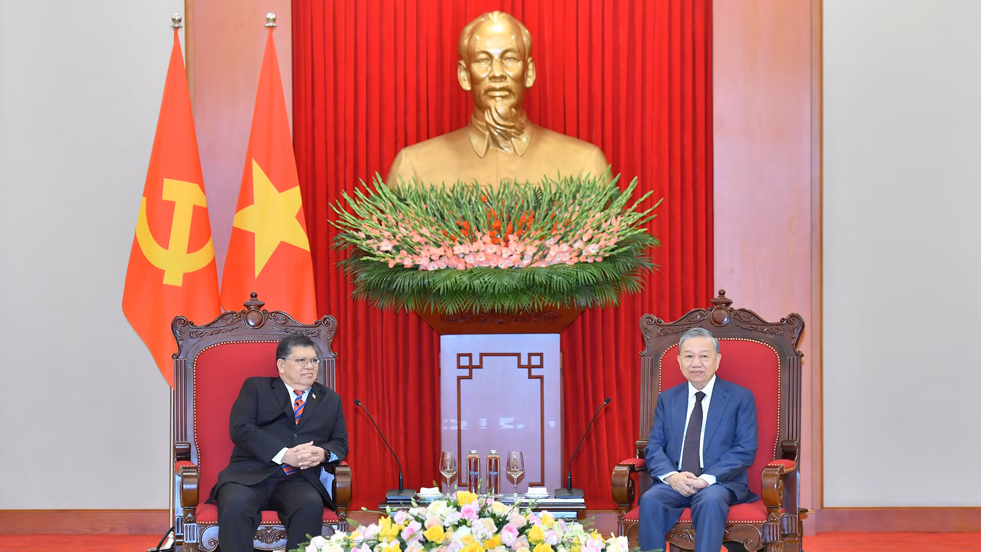 [Foto] Máximo dirigente partidista de Vietnam recibe a presidente de la Cámara de Representantes de Malasia