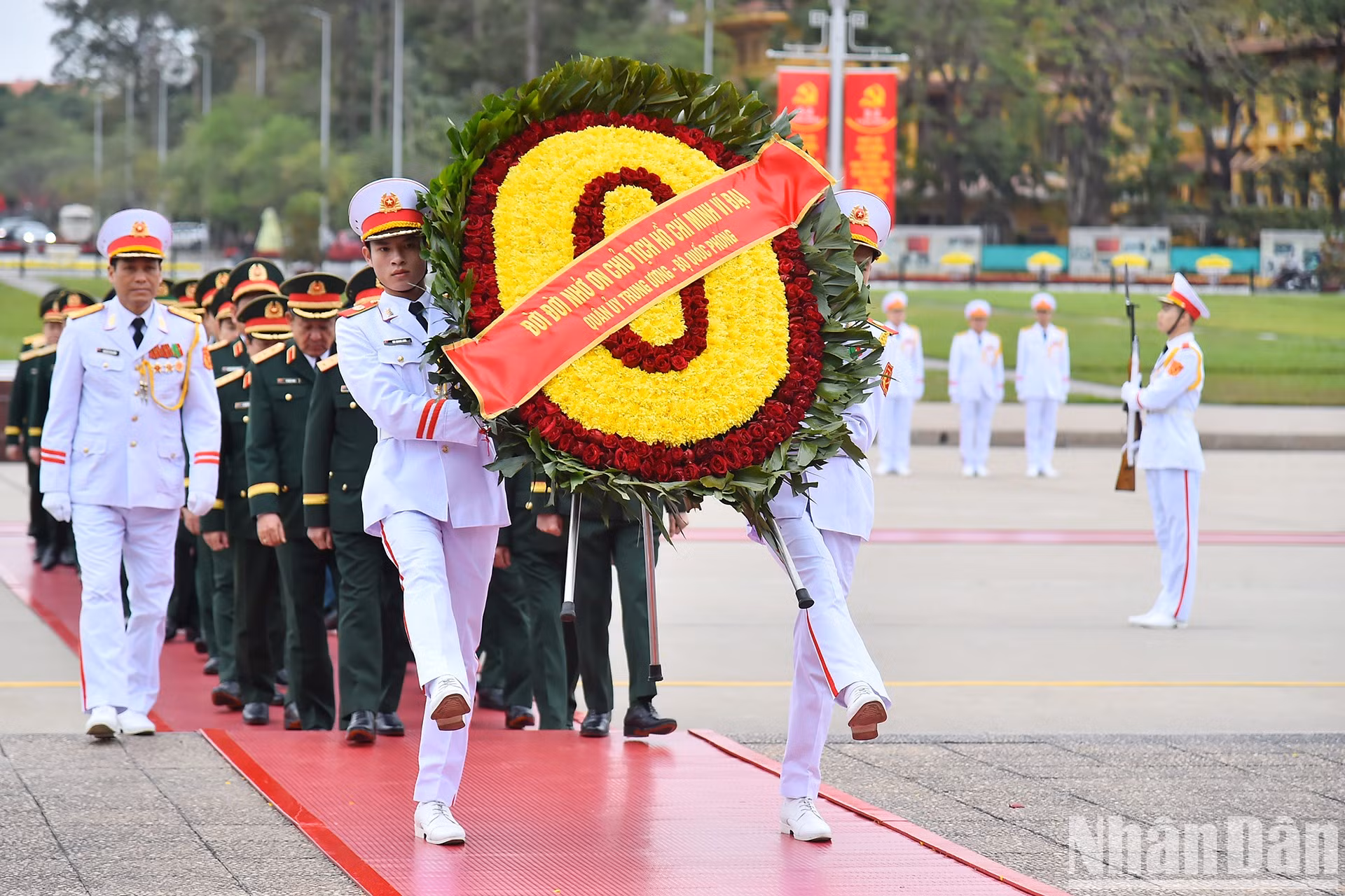 La delegación de la Comisión Militar Central y del Ministerio de Defensa rinde homenaje al presidente Ho Chi Minh con una ofrenda floral en el mausoleo. La delegación de la Comisión Militar Central y del Ministerio de Defensa rinde homenaje al presidente Ho Chi Minh con una ofrenda floral en el mausoleo.