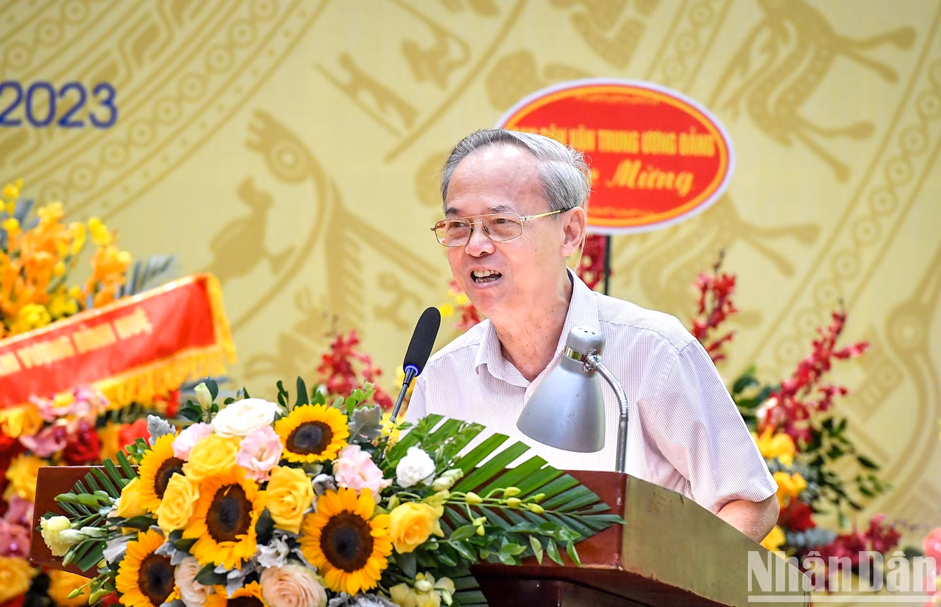 Profesor Dinh Xuan Dung, ex vicepresidente del Consejo Central de Teoría y Crítica de Literatura y Arte intervino en el evento. Profesor Dinh Xuan Dung, ex vicepresidente del Consejo Central de Teoría y Crítica de Literatura y Arte intervino en el evento.