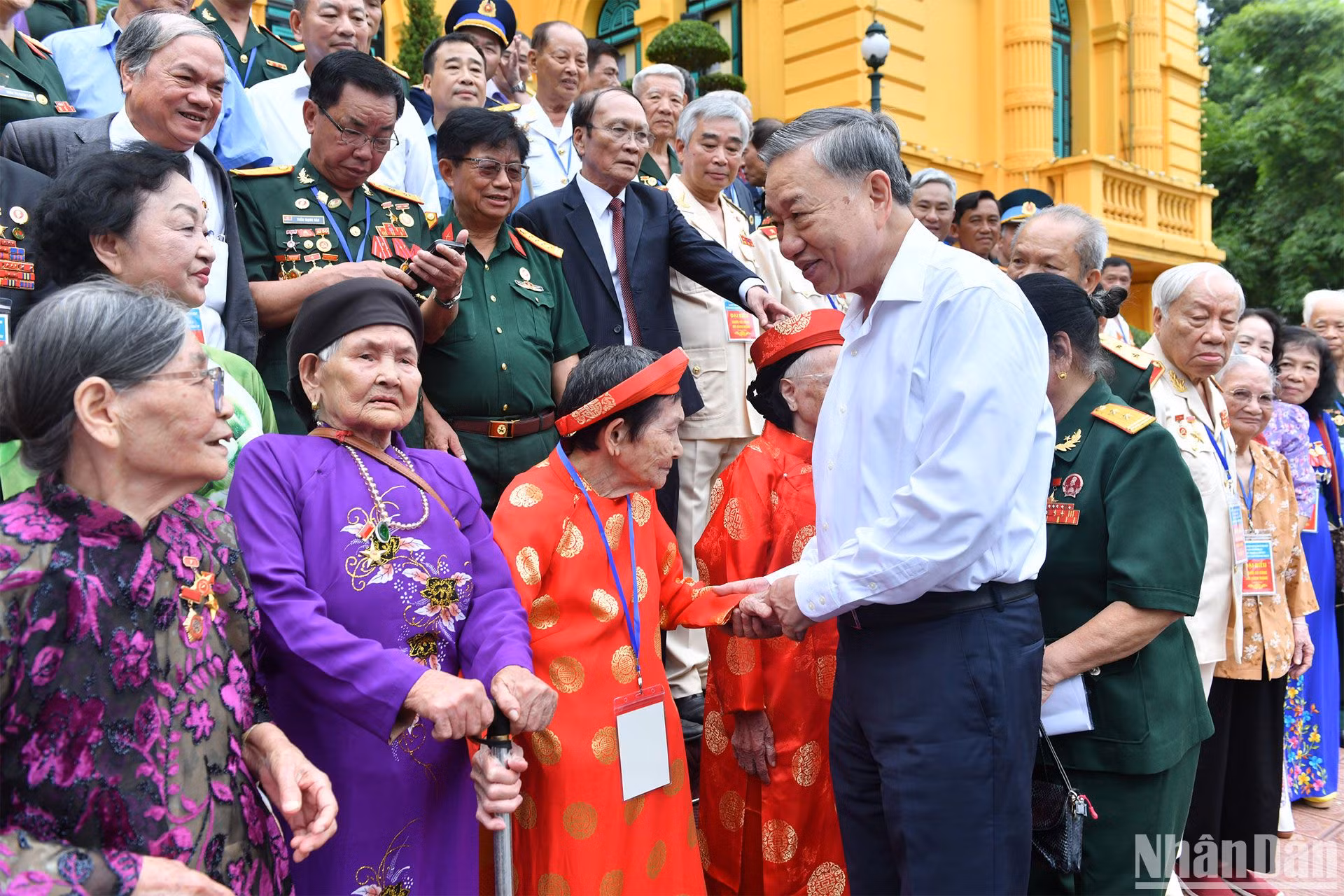 [Foto] Presidente vietnamita se reúne con personas con destacados méritos revolucionarios 