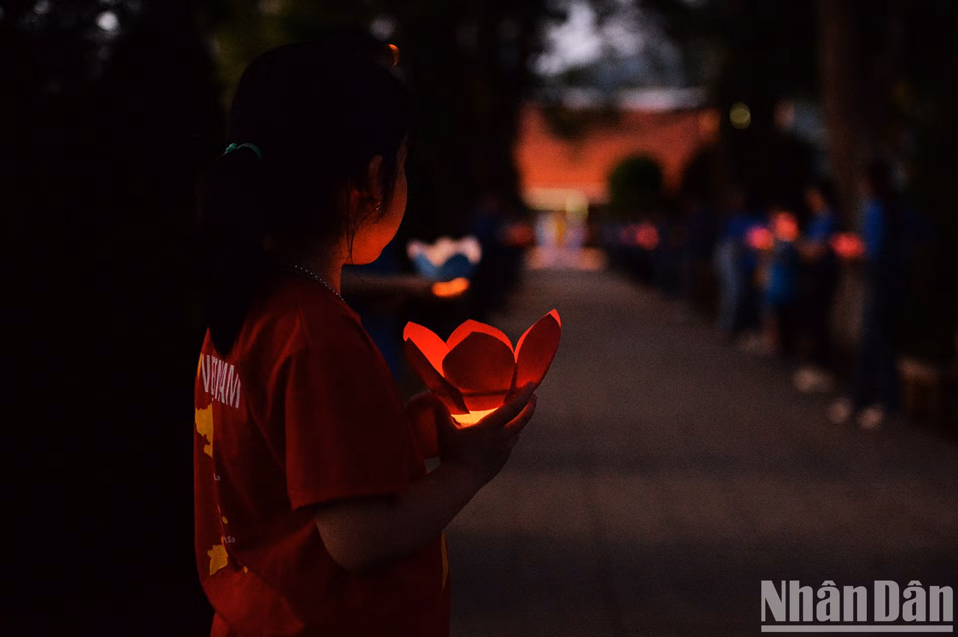 Entre los participantes en el programa hay muchos niños que visten camisetas rojas con una estrella amarilla, en alusión a la bandera nacional. Entre los participantes en el programa hay muchos niños que visten camisetas rojas con una estrella amarilla, en alusión a la bandera nacional.
