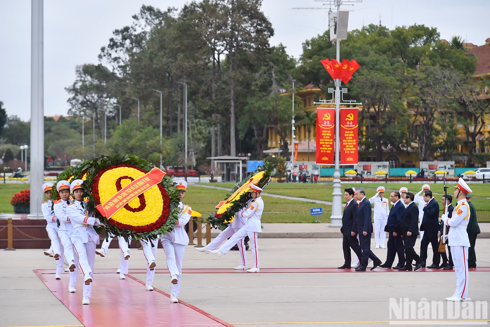 Con infinita gratitud, la delegación expresa su gratitud por las grandes contribuciones del Presidente Ho Chi Minh, brillante líder y gran maestro de la revolución vietnamita. Con infinita gratitud, la delegación expresa su gratitud por las grandes contribuciones del Presidente Ho Chi Minh, brillante líder y gran maestro de la revolución vietnamita.