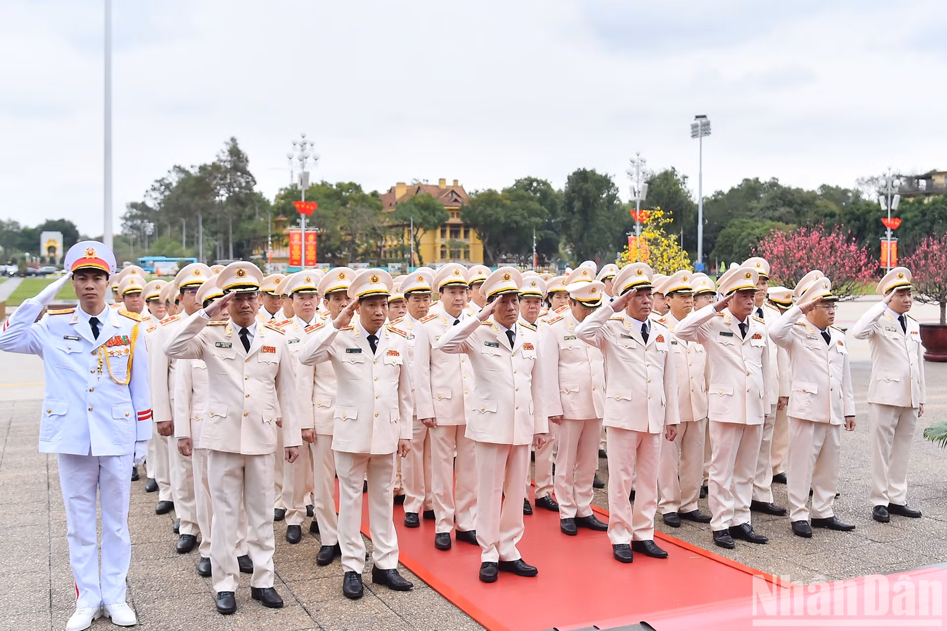 La delegación del Comité del Partido de Seguridad Pública rinde tributo al Presidente Ho Chi Minh. La delegación del Comité del Partido de Seguridad Pública rinde tributo al Presidente Ho Chi Minh.