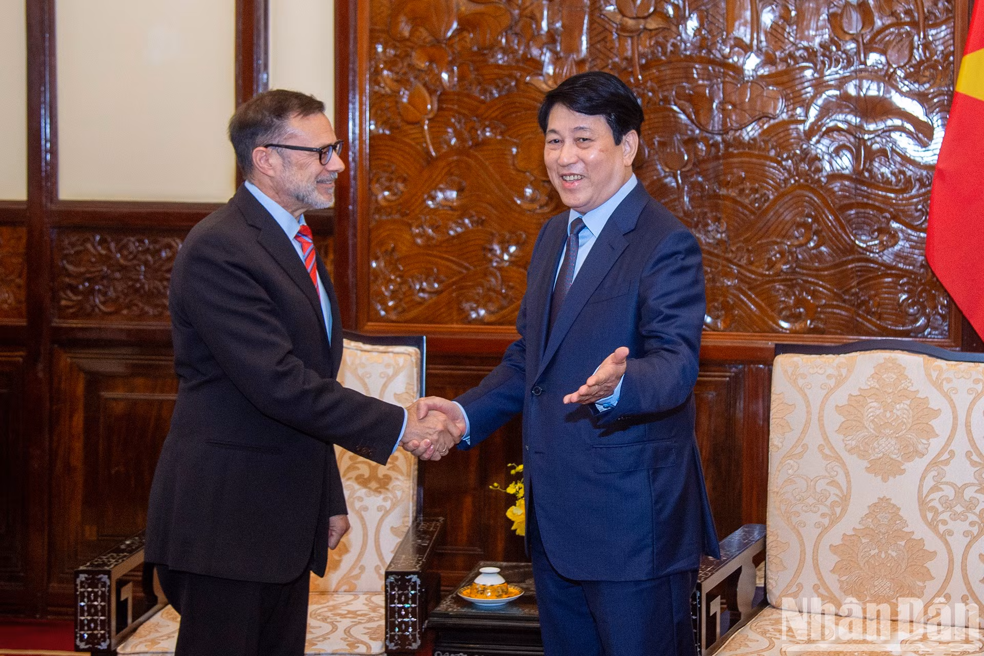 El presidente vietnamita, Luong Cuong, da la bienvenida al embajador australiano, Andrew Goledzinowski.