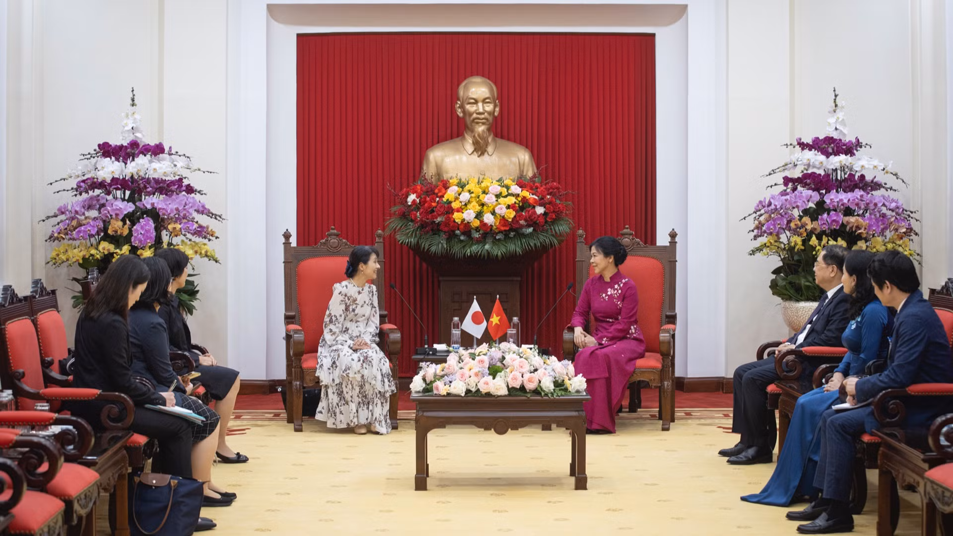 [Foto] Esposas del líder partidista vietnamita y del premier japonés elaboran pasteles de arroz verde