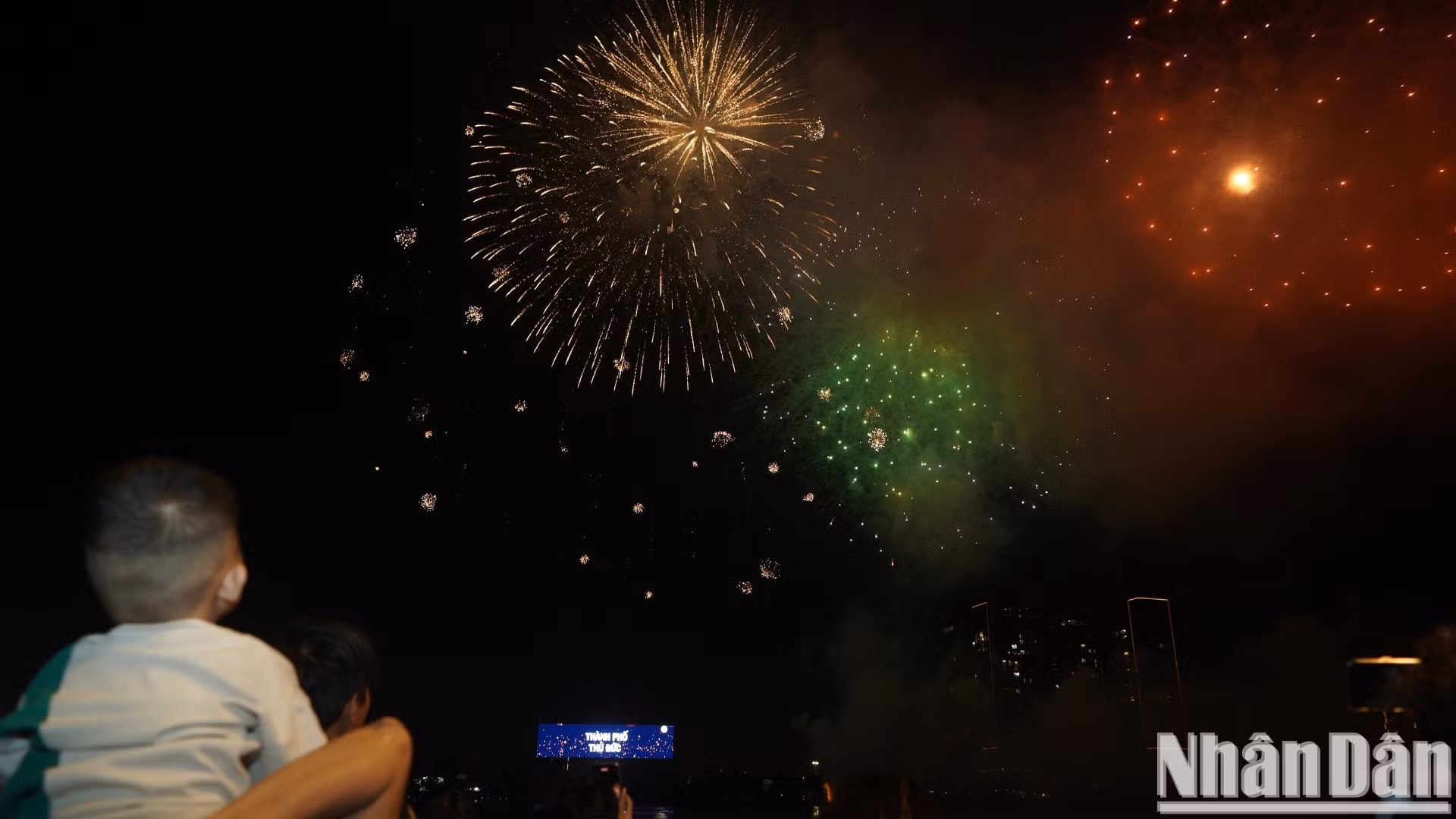 Fuegos artificiales brillantes sobre el túnel del río de Saigón.