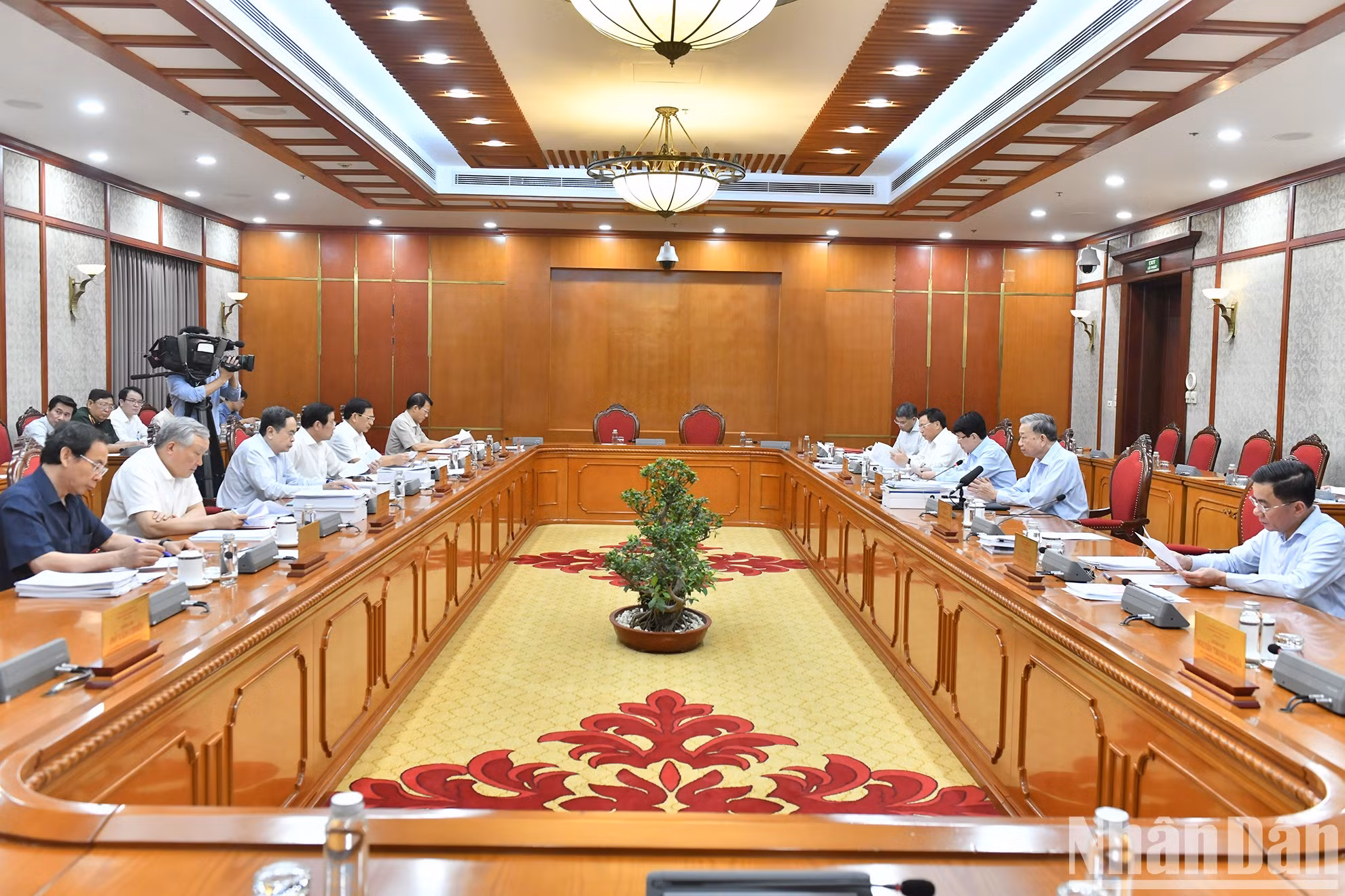 El Buró Político se reúne con los dirigentes del Partido y del Estado para debatir sobre la planificación de Ciudad Ho Chi Minh para el período 2021-2030, con visión hasta 2050.