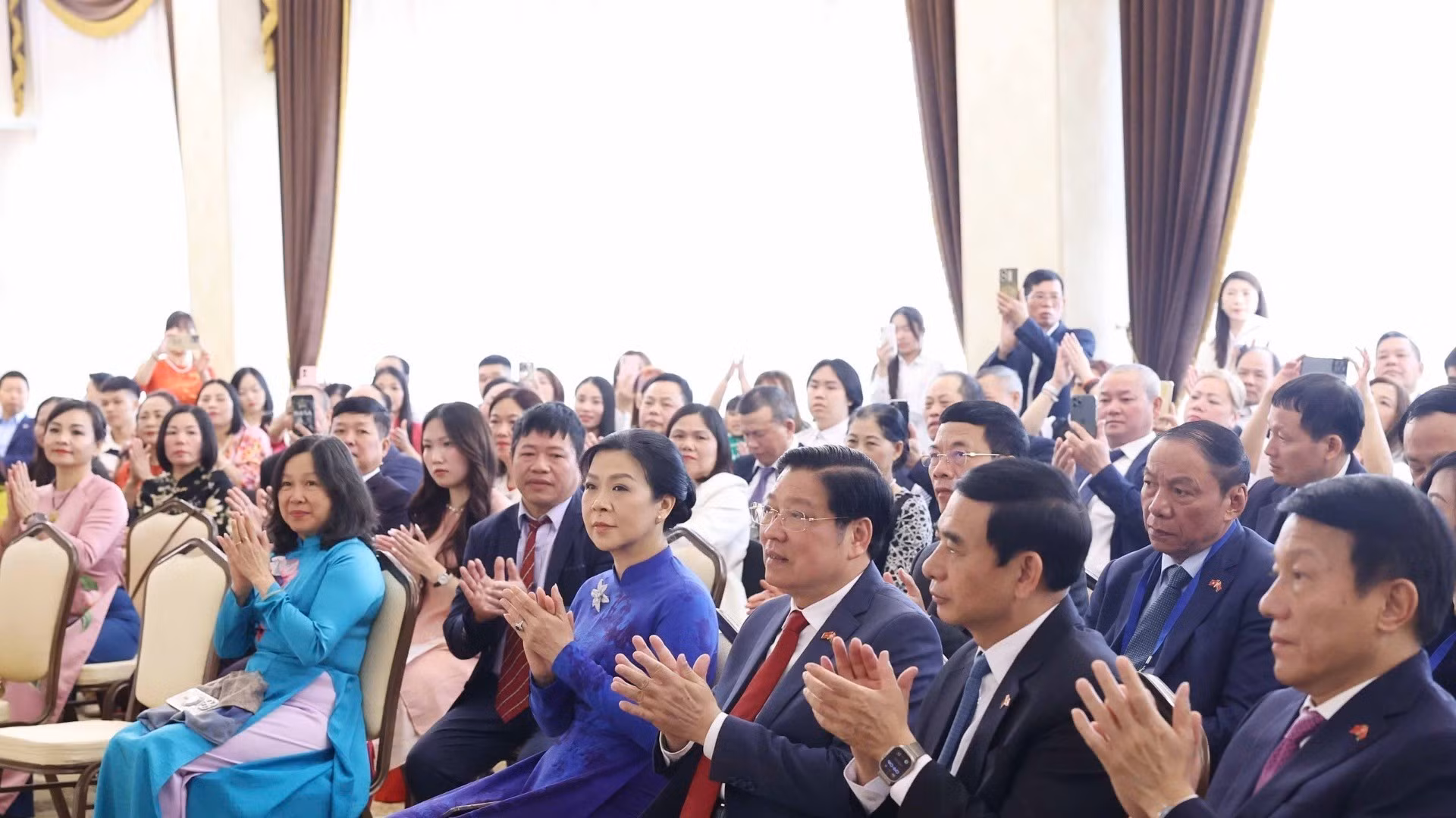 Ngo Phuong Ly, esposa del secretario general del Partido Comunista de Vietnam, To Lam y los delegados en la reunión. (Foto: Thong Nhat/VNA) Ngo Phuong Ly, esposa del secretario general del Partido Comunista de Vietnam, To Lam y los delegados en la reunión. (Foto: Thong Nhat/VNA)