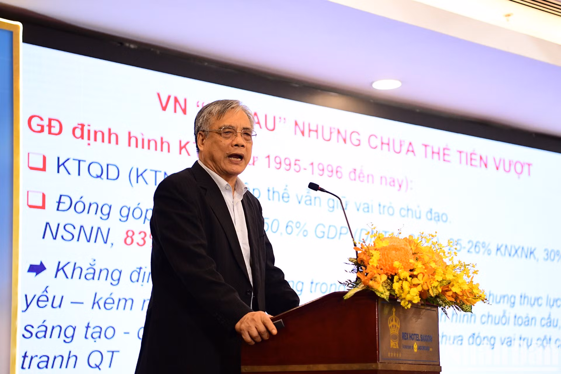El profesor asociado y doctor Tran Dinh Thien, exdirector del Instituto de Economía de Vietnam, interviene en el acto.