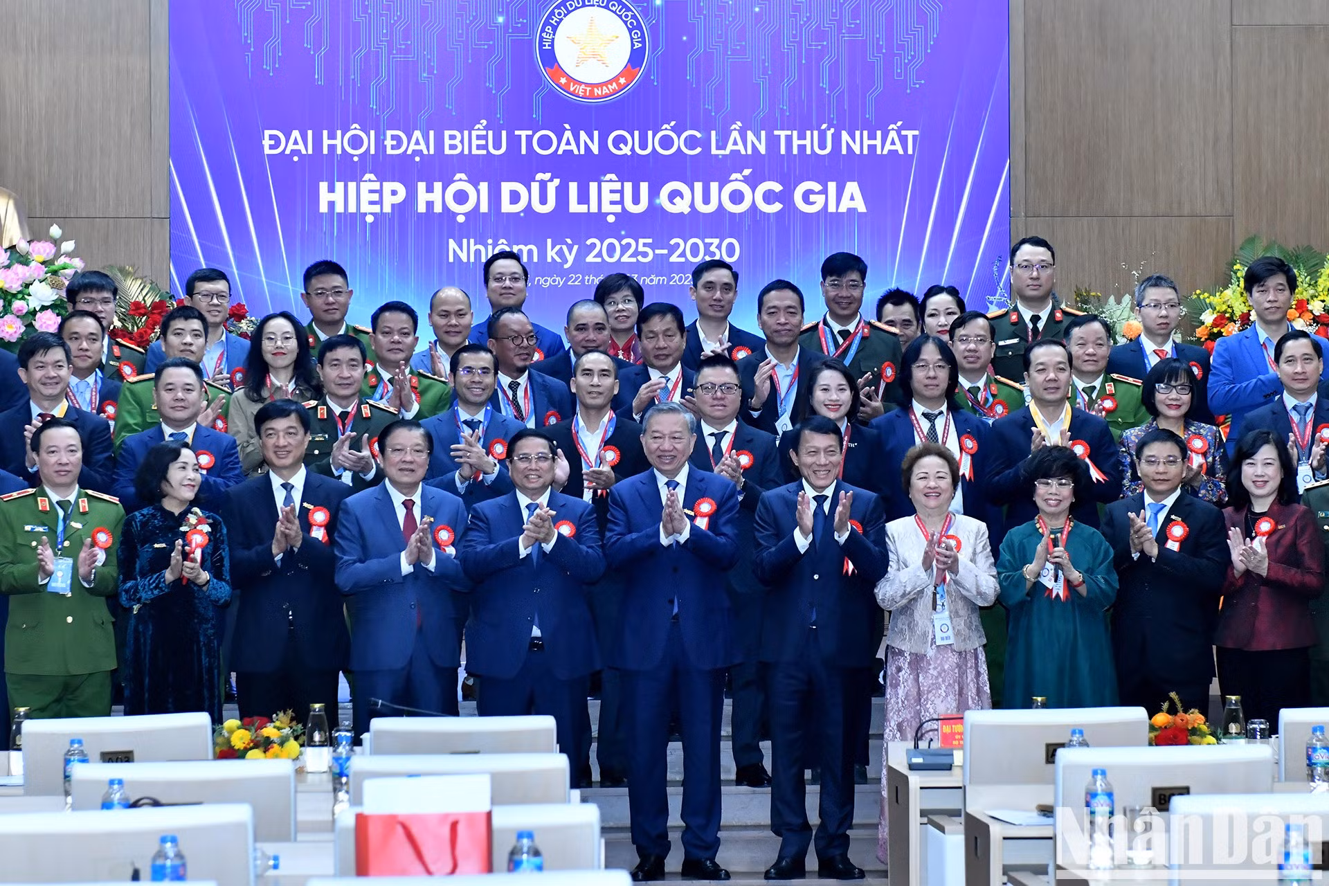 El secretario general del Partido Comunista de Vietnam, To Lam, el primer ministro Pham Minh Chinh y los delegados.