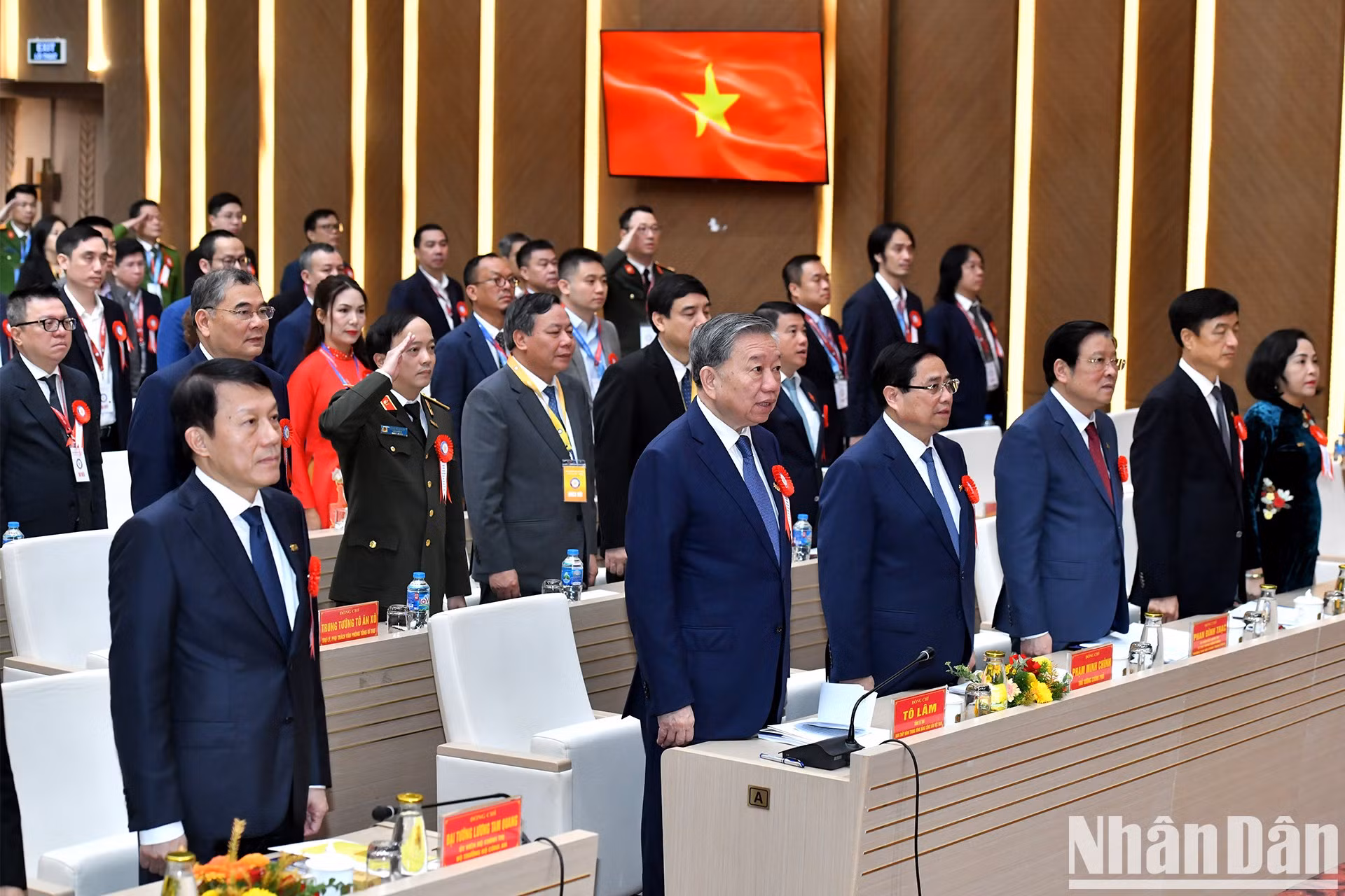 El secretario general del Partido Comunista de Vietnam, To Lam, el primer ministro Pham Minh Chinh y los delegados realizan ceremonia de izamiento de bandera.